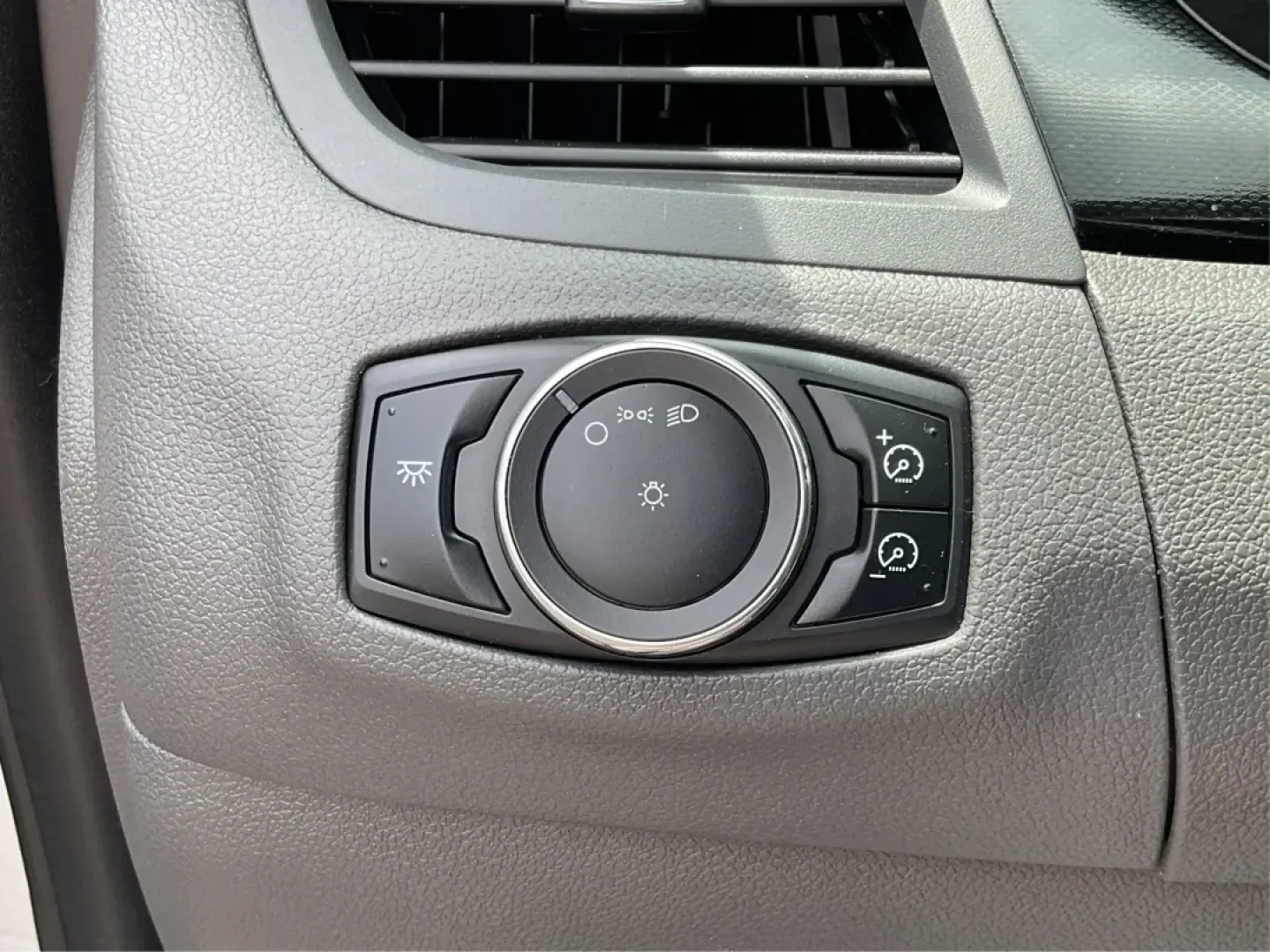 2013 Ford Edge SE (2FMDK3GC3DB) with an Other engine, located at 880 E. National Road, Vandalia, OH, 45377, (937) 908-9800, 39.891918, -84.183594 - **Hit the Open Road in Style! Discover the 2013 Ford Edge SE at Advantage Car and Credit in Fairborn, OH**<br /> <br /> Are you ready to elevate your daily commute or embark on exciting weekend adventures? The 2013 Ford Edge SE is the perfect blend of comfort, spaciousness, and style, making it an i - Photo#17