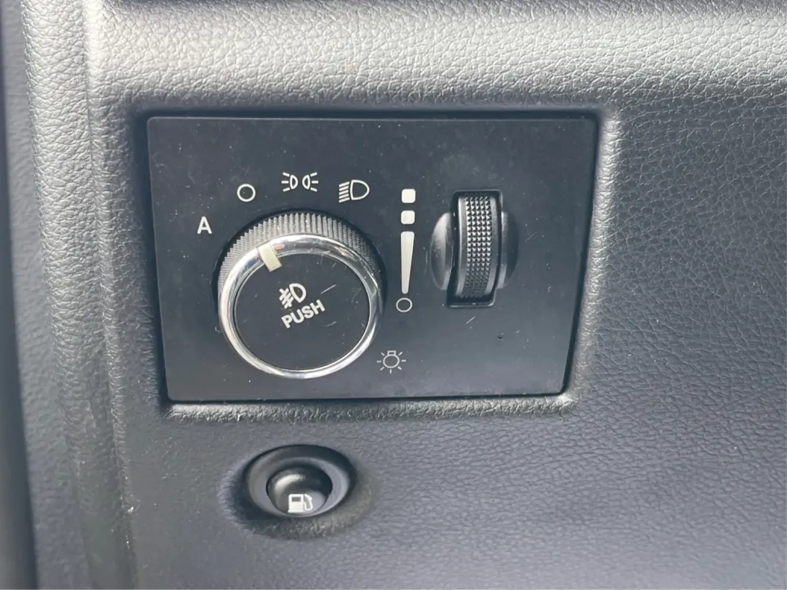 2011 Jeep Grand Cherokee Overland (1J4RR6GT7BC) with an Other engine, located at 8750 N County Rd 25A, Piqua, OH, 45356, (937) 908-9800, 40.164391, -84.232513 - Discover Your Next Adventure with the 2011 Jeep Grand Cherokee Overland<br /> <br /> Unleash your adventurous spirit with the 2011 Jeep Grand Cherokee Overland, available now at Advantage Car and Credit in Fairborn, OH. This rugged yet refined SUV is perfect for those who thrive on weekend escapes, - Photo#17