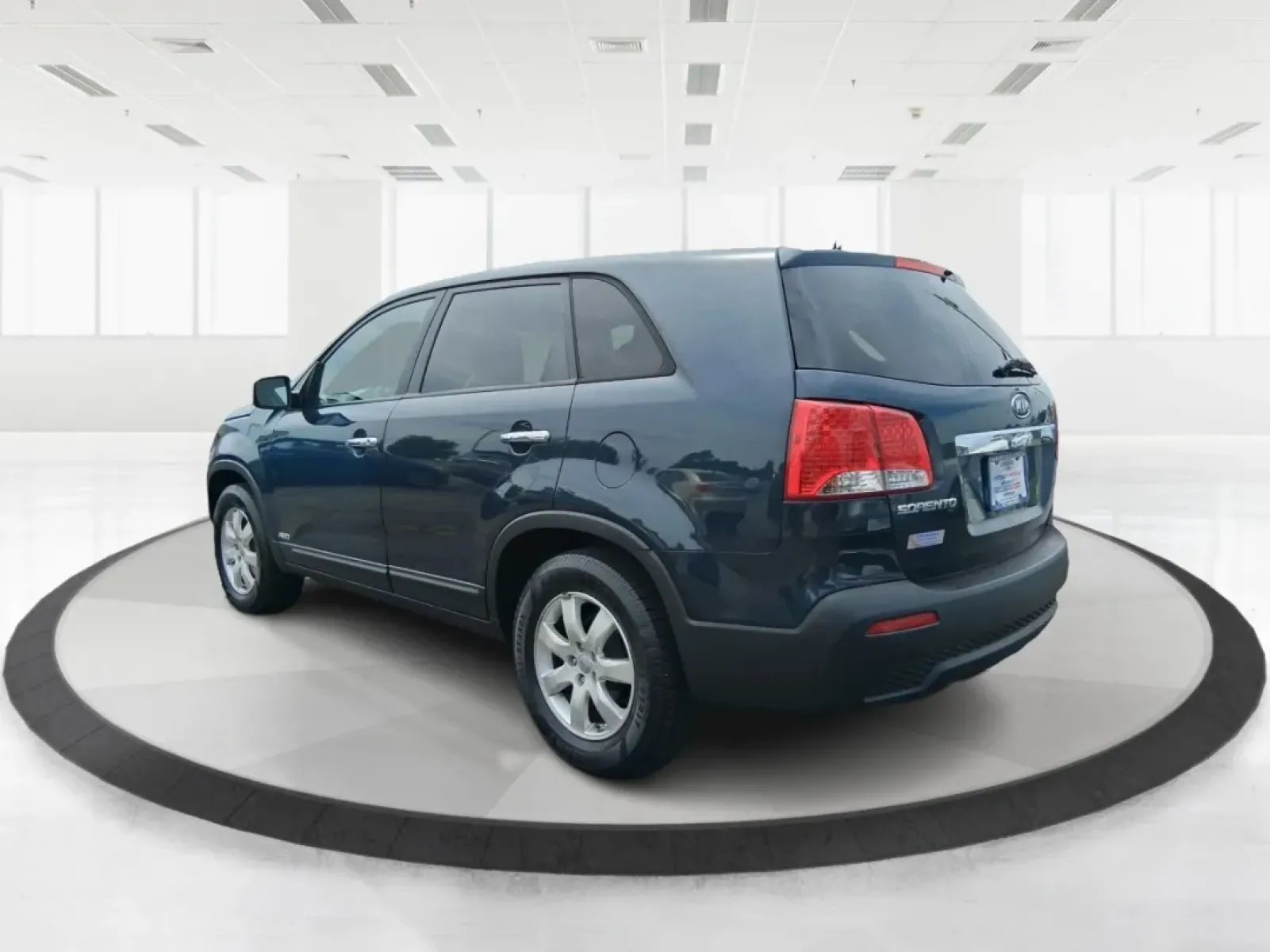 2013 Kia Sorento LX 4WD (5XYKTCA69DG) with an 2.4L L4 DOHC 16V engine, 6-Speed Automatic transmission, located at 1184 Kauffman Ave, Fairborn, OH, 45324, (937) 908-9800, 39.807072, -84.030914 - **Adventure Awaits with the 2013 Kia Sorento LX 4WD at Advantage Car and Credit - Fairborn!**<br /> <br /> Are you ready to elevate your family adventures or make your daily commute incredibly comfortable? Look no further than this spacious and versatile 2013 Kia Sorento LX 4WD, perfect for growing - Photo#4