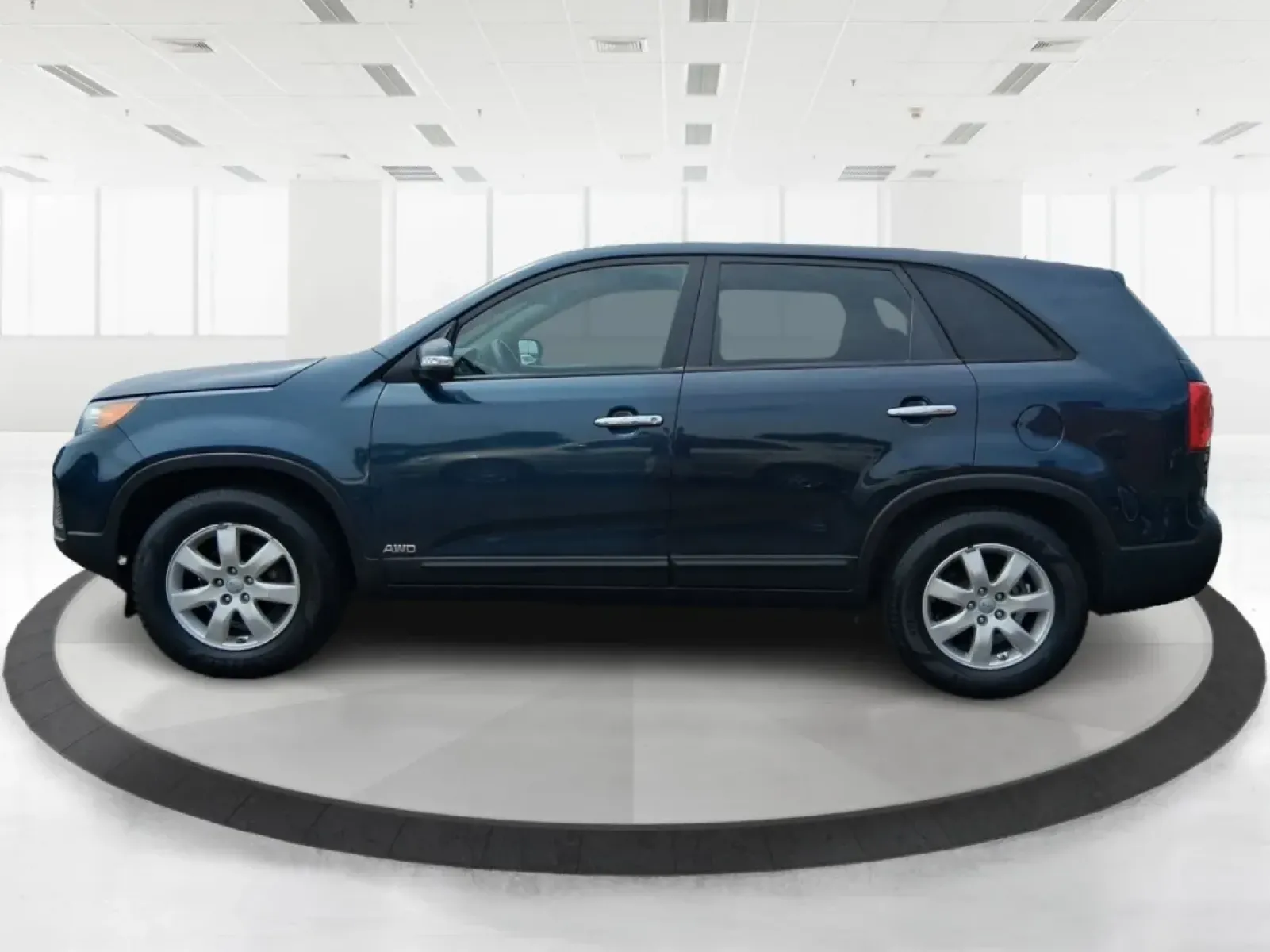 2013 Kia Sorento LX 4WD (5XYKTCA69DG) with an 2.4L L4 DOHC 16V engine, 6-Speed Automatic transmission, located at 1184 Kauffman Ave, Fairborn, OH, 45324, (937) 908-9800, 39.807072, -84.030914 - **Adventure Awaits with the 2013 Kia Sorento LX 4WD at Advantage Car and Credit - Fairborn!**<br /> <br /> Are you ready to elevate your family adventures or make your daily commute incredibly comfortable? Look no further than this spacious and versatile 2013 Kia Sorento LX 4WD, perfect for growing - Photo#5