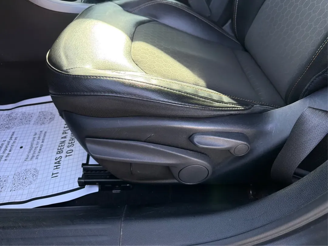 2018 Jeep Compass Latitude FWD (3C4NJCBB1JT) with an 2.4L I-4 variable valve control engine, located at 1951 S Dayton Lakeview Rd., New Carlisle, OH, 45344, (937) 908-9800, 39.890999, -84.050255 - **Adventure Awaits with This 2018 Jeep Compass Latitude FWD!**<br /> <br /> Transform your everyday travels into unforgettable adventures with the 2018 Jeep Compass Latitude FWD. This SUV is not just a mode of transportation; it's your ticket to exploration, whether it's cruising through the scenic - Photo#18