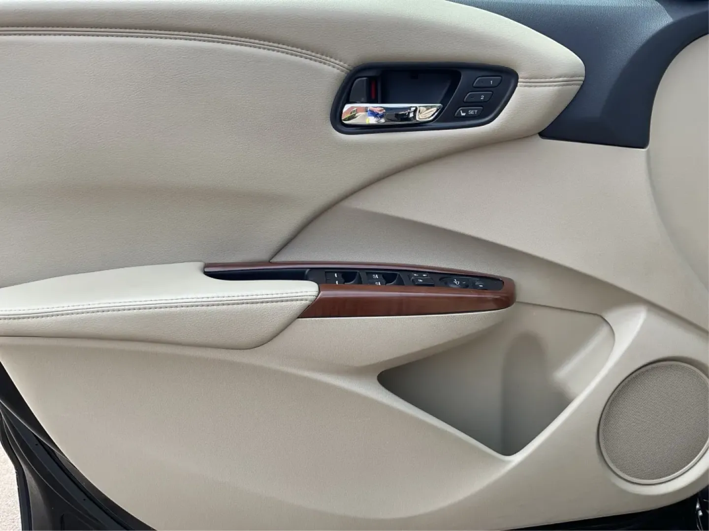 2014 Acura RDX Base (5J8TB3H39EL) with an Other engine, located at 1230 East Main St, Xenia, OH, 45385, (937) 908-9800, 39.688026, -83.910172 - Unleash the perfect blend of comfort and versatility with the 2014 Acura RDX, a crossover that caters to both your daily grind and weekend adventures. Whether you're a growing family seeking spaciousness, a commuter looking for reliability, or a weekend warrior ready for road trips, this vehicle has - Photo#18