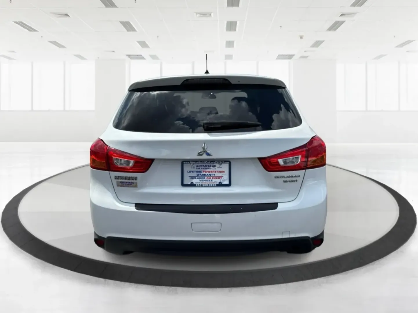 2015 Mitsubishi Outlander ES (4A4AR3AU2FE) with an 2L I-4 DOHC engine, located at 1184 Kauffman Ave, Fairborn, OH, 45324, (937) 908-9800, 39.807072, -84.030914 - **Explore the Open Road with Confidence in This 2015 Mitsubishi Outlander ES! Perfect for Adventurers and Families Alike!**<br /> <br /> Are you on the hunt for a reliable vehicle that can seamlessly transition from daily commutes to weekend getaways? Look no further than this stunning 2015 Mitsubis - Photo#3