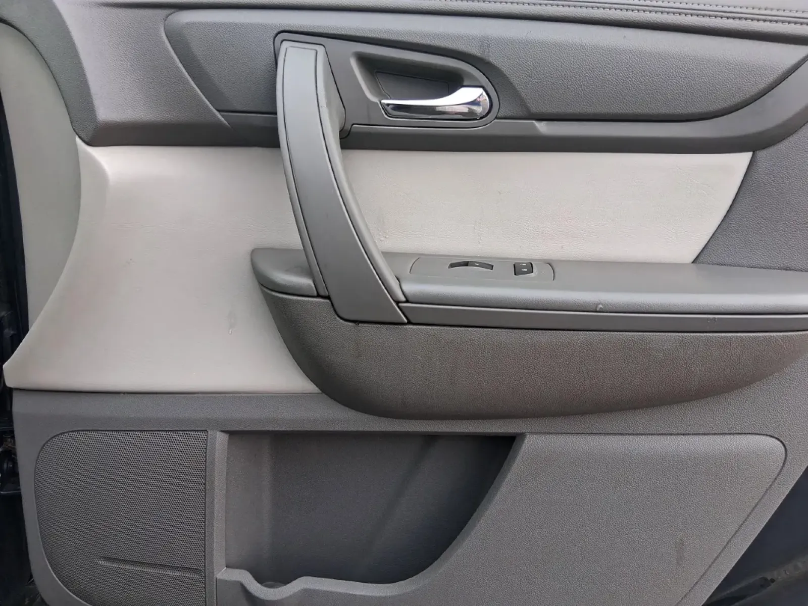 2013 GMC Acadia SLE-2 FWD (1GKKRPKD1DJ) with an 3.6L V6 DOHC 24V engine, 6-Speed Automatic transmission, located at 8750 N County Rd 25A, Piqua, OH, 45356, (937) 908-9800, 40.164391, -84.232513 - Discover the perfect blend of comfort and capability with the 2013 GMC Acadia SLE-2, now available at Advantage Car and Credit - Piqua, located at 8750 N County Rd 25A, Piqua, OH 45356. This versatile SUV is ideal for families, weekend adventurers, and budget-conscious buyers seeking a reliable vehi - Photo#20