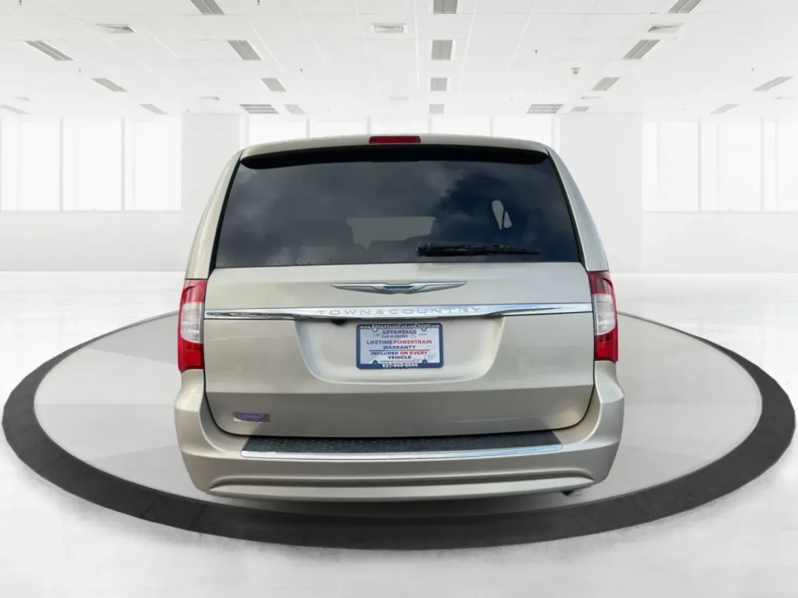 2016 Chrysler Town and Country PV (2C4RC1BG4GR) with an Other engine, located at 8750 N County Rd 25A, Piqua, OH, 45356, (937) 908-9800, 40.164391, -84.232513 - **Elevate Your Family Adventures with the 2016 Chrysler Town and Country at Advantage Car and Credit - Piqua!**<br /> <br /> Are you looking for the perfect vehicle to accommodate your growing family or enhance your daily commute? Look no further than the 2016 Chrysler Town and Country, availabl - Photo#3