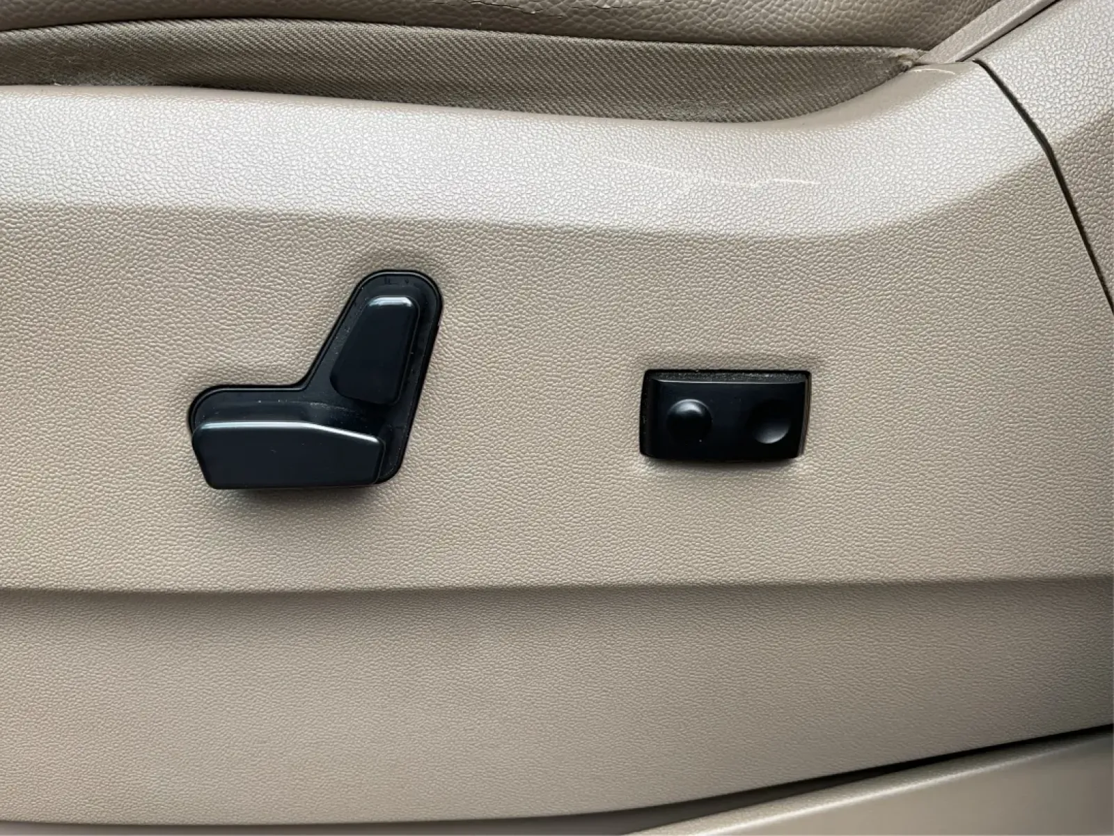 2016 Chrysler Town and Country PV (2C4RC1BG4GR) with an Other engine, located at 8750 N County Rd 25A, Piqua, OH, 45356, (937) 908-9800, 40.164391, -84.232513 - **Elevate Your Family Adventures with the 2016 Chrysler Town and Country at Advantage Car and Credit - Piqua!**<br /> <br /> Are you looking for the perfect vehicle to accommodate your growing family or enhance your daily commute? Look no further than the 2016 Chrysler Town and Country, availabl - Photo#18