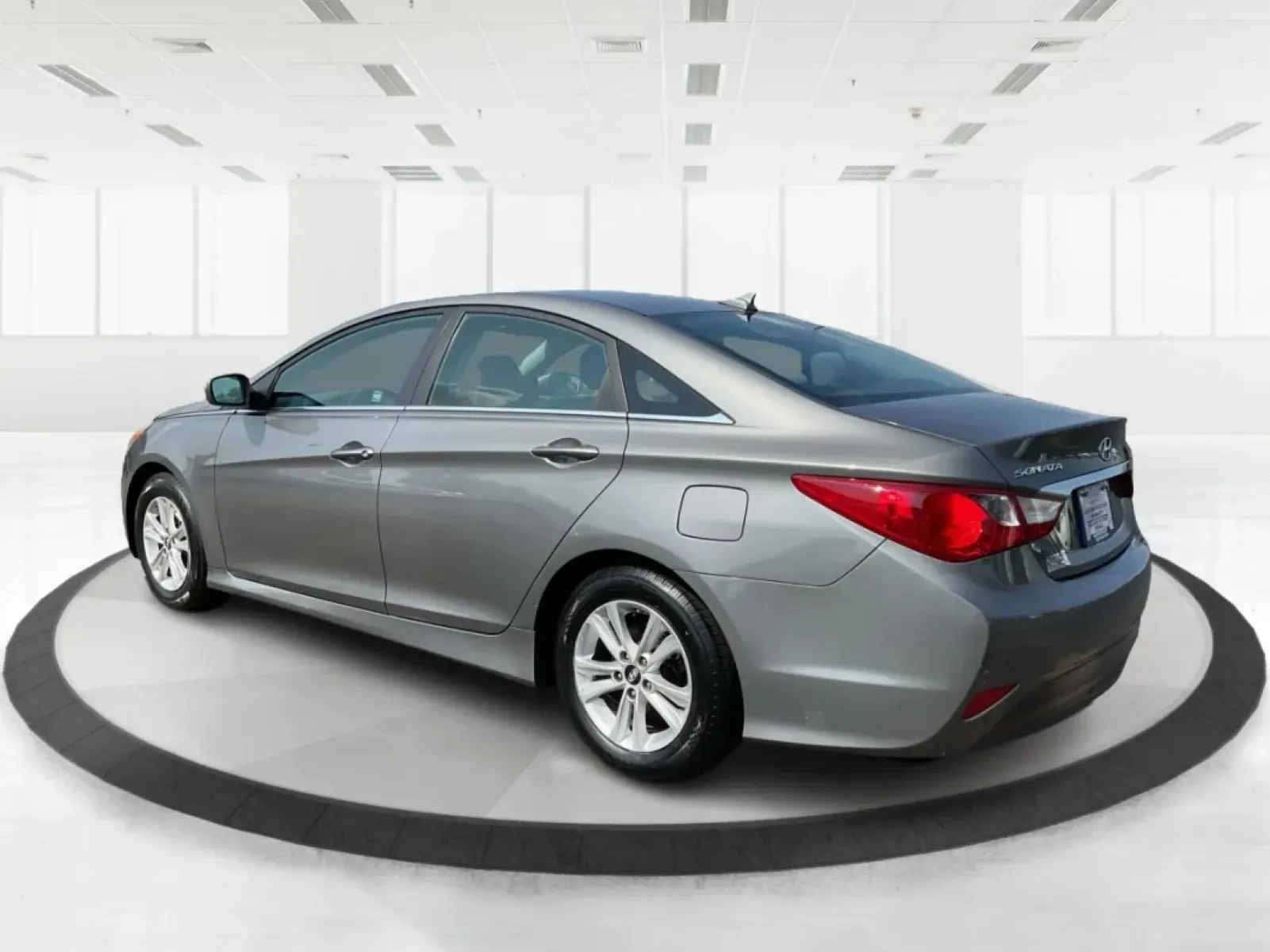 2014 Hyundai Sonata GLS (5NPEB4AC0EH) with an 2.4L I-4 gasoline direct injection engine, located at 8750 N County Rd 25A, Piqua, OH, 45356, (937) 908-9800, 40.164391, -84.232513 - Looking for a reliable sedan that seamlessly blends comfort, efficiency, and style? Look no further than this 2014 Hyundai Sonata GLS, perfect for families, daily commuters, or anyone who appreciates a smooth ride. At Advantage Car and Credit - Piqua, located at 8750 N County Rd 25A in beautiful Piq - Photo#4
