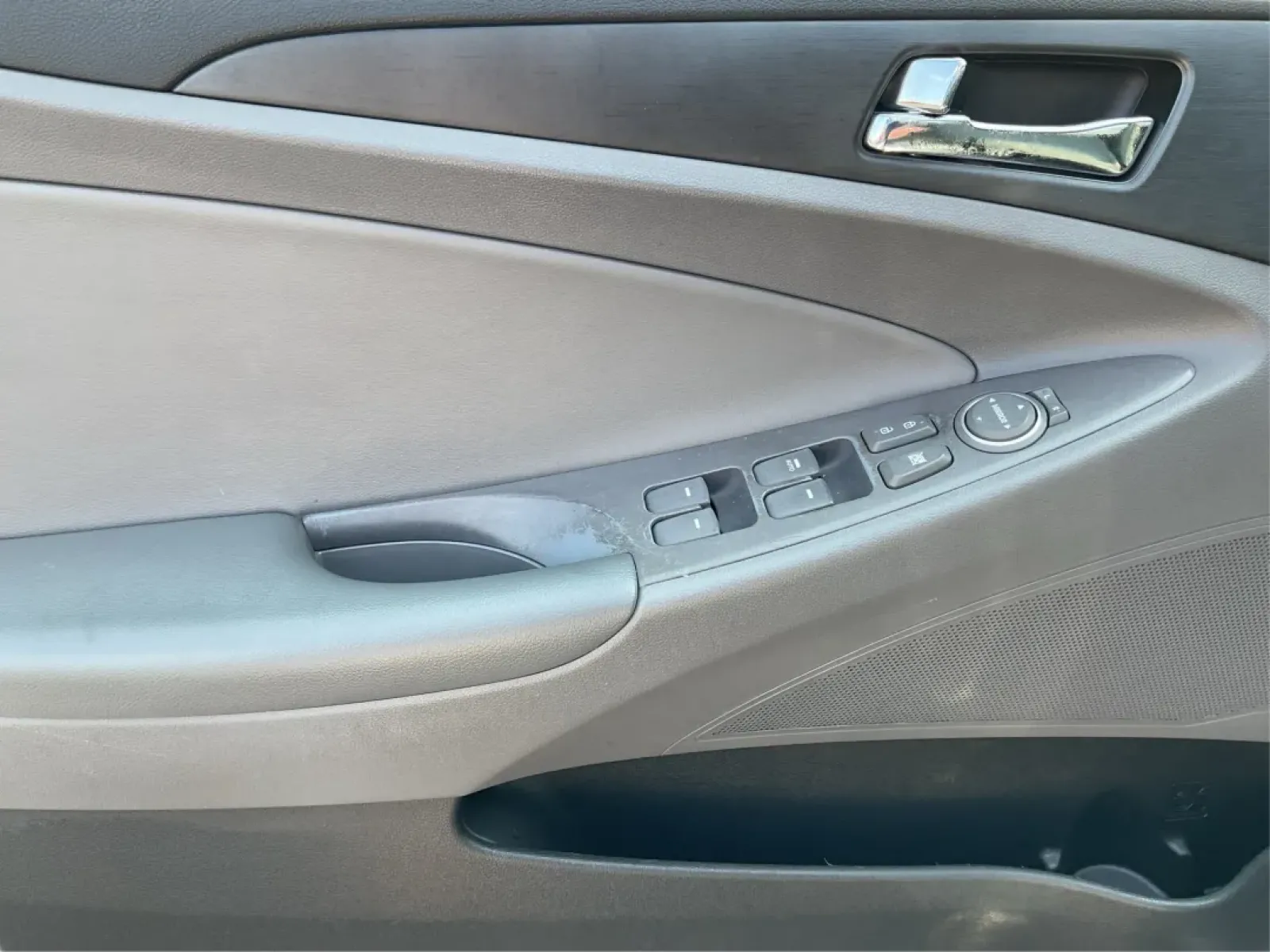 2014 Hyundai Sonata GLS (5NPEB4AC0EH) with an 2.4L I-4 gasoline direct injection engine, located at 8750 N County Rd 25A, Piqua, OH, 45356, (937) 908-9800, 40.164391, -84.232513 - Looking for a reliable sedan that seamlessly blends comfort, efficiency, and style? Look no further than this 2014 Hyundai Sonata GLS, perfect for families, daily commuters, or anyone who appreciates a smooth ride. At Advantage Car and Credit - Piqua, located at 8750 N County Rd 25A in beautiful Piq - Photo#18