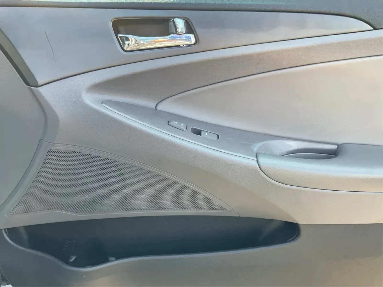 2014 Hyundai Sonata GLS (5NPEB4AC0EH) with an 2.4L I-4 gasoline direct injection engine, located at 8750 N County Rd 25A, Piqua, OH, 45356, (937) 908-9800, 40.164391, -84.232513 - Looking for a reliable sedan that seamlessly blends comfort, efficiency, and style? Look no further than this 2014 Hyundai Sonata GLS, perfect for families, daily commuters, or anyone who appreciates a smooth ride. At Advantage Car and Credit - Piqua, located at 8750 N County Rd 25A in beautiful Piq - Photo#19