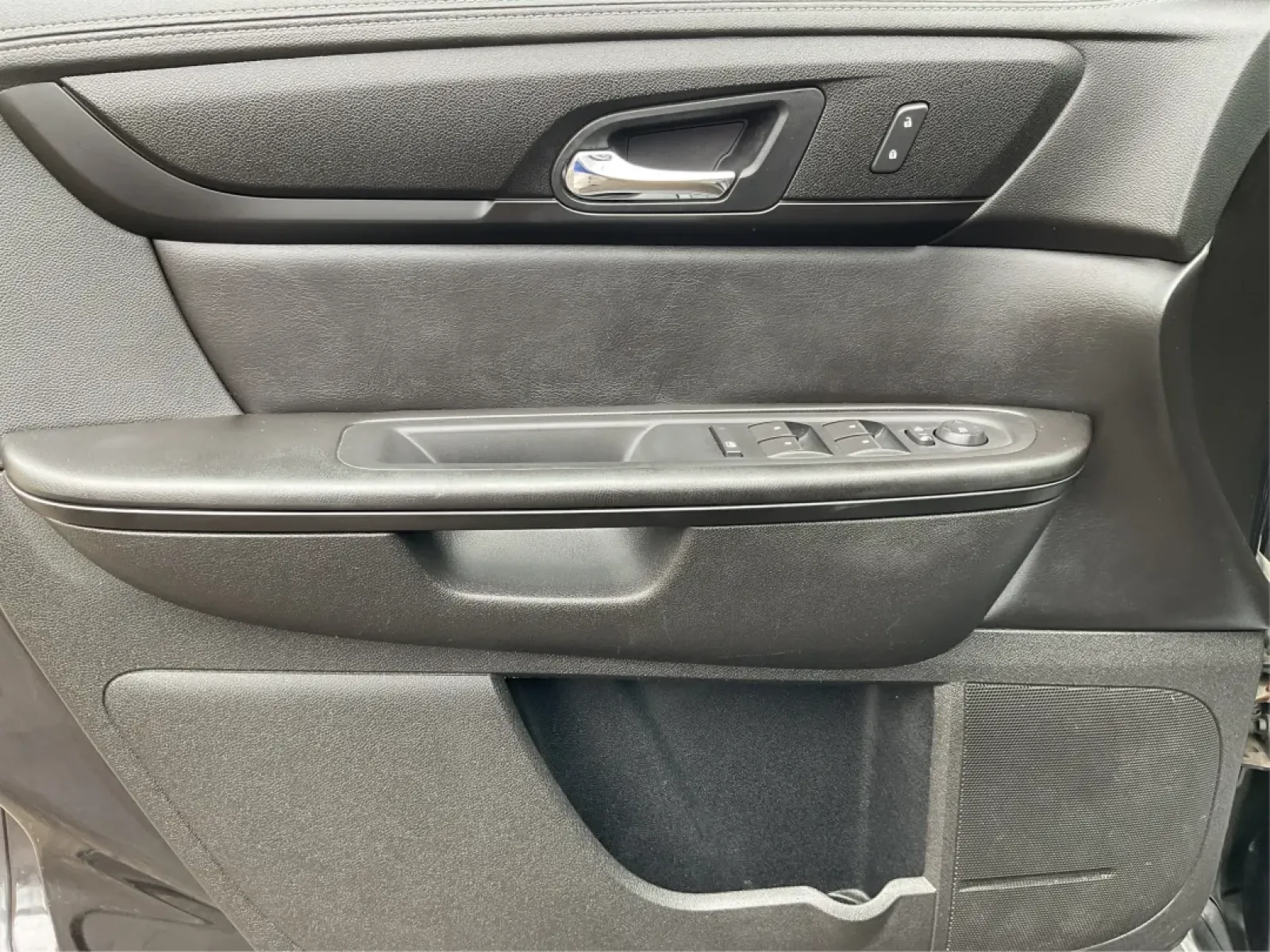 2017 Chevrolet Traverse 1LT (1GNKVGKD4HJ) with an 3.6L V-6 gasoline direct injection engine, located at 880 E. National Road, Vandalia, OH, 45377, (937) 908-9800, 39.891918, -84.183594 - **Explore Your Next Adventure in the 2017 Chevrolet Traverse at Advantage Car and Credit - Vandalia!**<br /> <br /> Are you ready to elevate your family's road trips or weekend adventures? The 2017 Chevrolet Traverse is designed for those who love the open road and need a spacious utility vehicle th - Photo#19