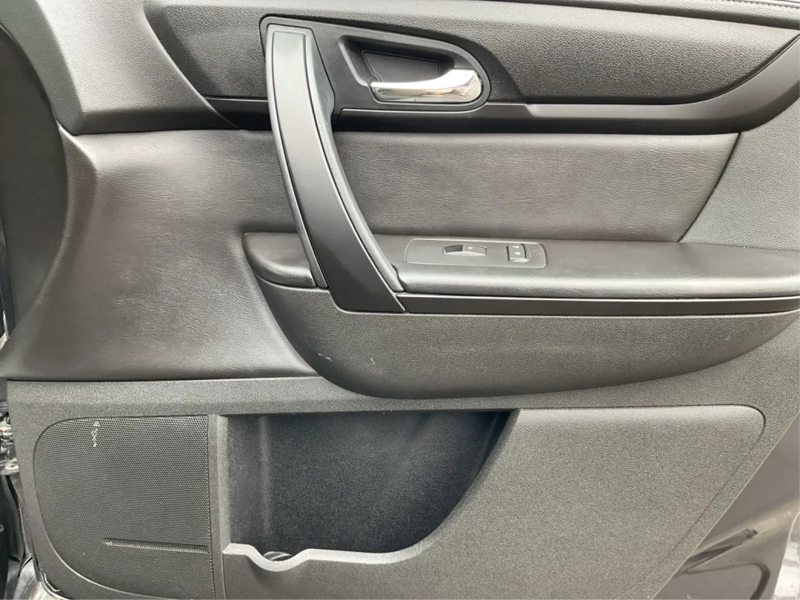 2017 Chevrolet Traverse 1LT (1GNKVGKD4HJ) with an 3.6L V-6 gasoline direct injection engine, located at 880 E. National Road, Vandalia, OH, 45377, (937) 908-9800, 39.891918, -84.183594 - **Explore Your Next Adventure in the 2017 Chevrolet Traverse at Advantage Car and Credit - Vandalia!**<br /> <br /> Are you ready to elevate your family's road trips or weekend adventures? The 2017 Chevrolet Traverse is designed for those who love the open road and need a spacious utility vehicle th - Photo#20