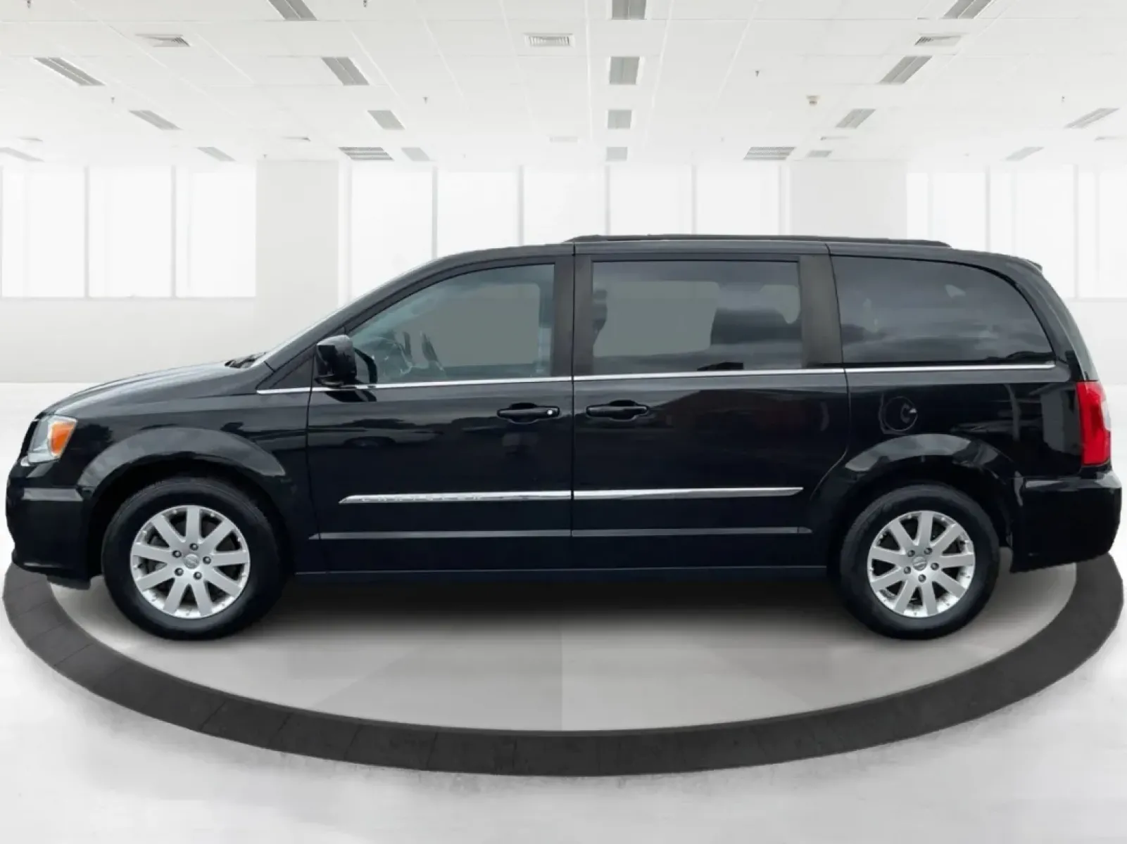2016 Chrysler Town and Country Touring (2C4RC1BG9GR) with an Pentastar 3.6L V-6 DOHC engine, located at 4508 South Dixie Dr, Moraine, OH, 45439, (937) 908-9800, 39.689976, -84.218452 - **Discover Your Next Family Adventure with the 2016 Chrysler Town and Country Touring!**<br /> <br /> If you're searching for a reliable vehicle that's perfect for family road trips, daily commutes, or weekend getaways, look no further than this stunning 2016 Chrysler Town and Country Touring. W - Photo#5