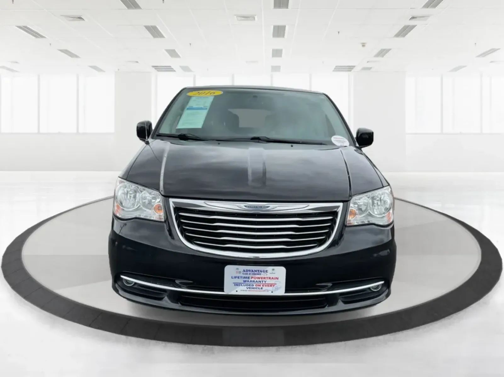 2016 Chrysler Town and Country Touring (2C4RC1BG9GR) with an Pentastar 3.6L V-6 DOHC engine, located at 4508 South Dixie Dr, Moraine, OH, 45439, (937) 908-9800, 39.689976, -84.218452 - **Discover Your Next Family Adventure with the 2016 Chrysler Town and Country Touring!**<br /> <br /> If you're searching for a reliable vehicle that's perfect for family road trips, daily commutes, or weekend getaways, look no further than this stunning 2016 Chrysler Town and Country Touring. W - Photo#7