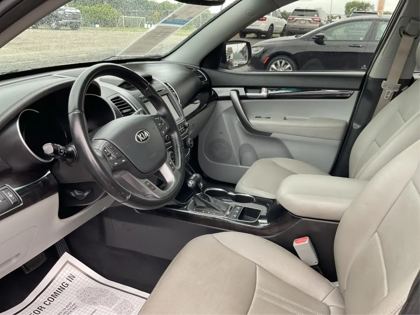 2014 Kia Sorento SX V6 AWD (5XYKWDA72EG) with an 3.3L V6 DOHC 24V engine, 6-Speed Automatic transmission, located at 1184 Kauffman Ave, Fairborn, OH, 45324, (937) 908-9800, 39.807072, -84.030914 - Are you ready to elevate your driving experience and embark on new adventures? Look no further than this stunning 2014 Kia Sorento SX V6 AWD, a robust SUV that's perfect for growing families, weekend explorers, and daily commuters alike. With its impressive blend of comfort, capability, and advanced - Photo#9