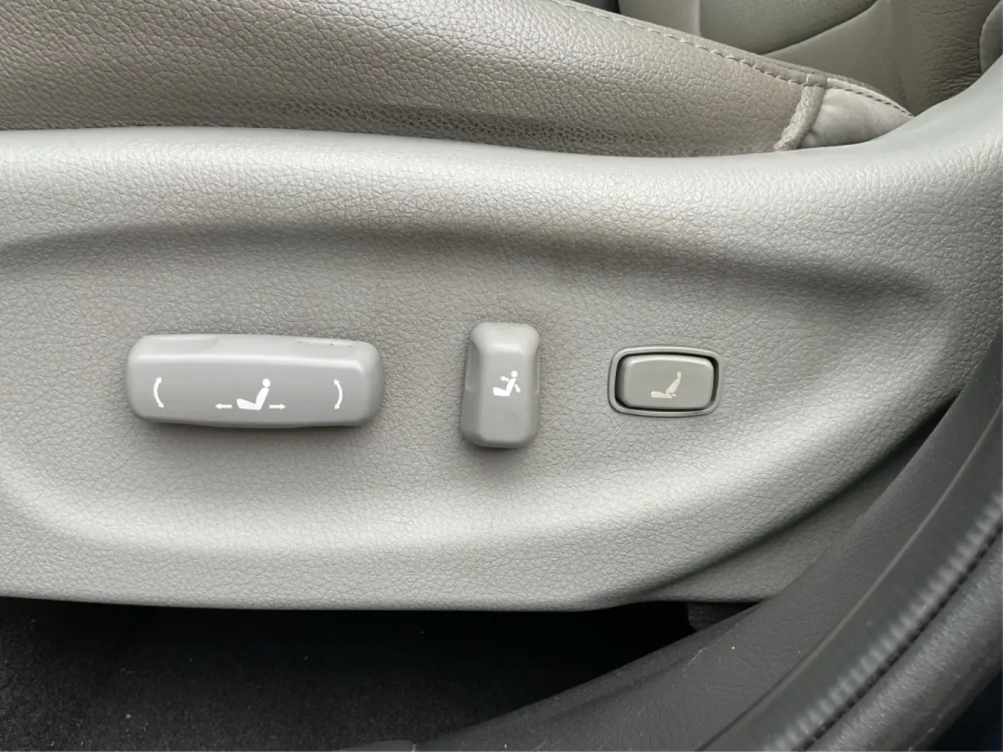 2014 Kia Sorento SX V6 AWD (5XYKWDA72EG) with an 3.3L V6 DOHC 24V engine, 6-Speed Automatic transmission, located at 1184 Kauffman Ave, Fairborn, OH, 45324, (937) 908-9800, 39.807072, -84.030914 - Are you ready to elevate your driving experience and embark on new adventures? Look no further than this stunning 2014 Kia Sorento SX V6 AWD, a robust SUV that's perfect for growing families, weekend explorers, and daily commuters alike. With its impressive blend of comfort, capability, and advanced - Photo#17