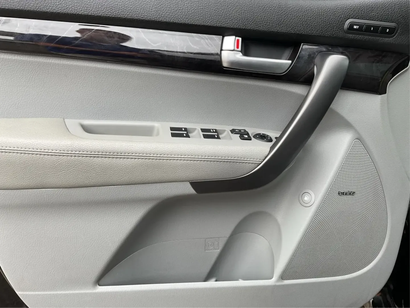 2014 Kia Sorento SX V6 AWD (5XYKWDA72EG) with an 3.3L V6 DOHC 24V engine, 6-Speed Automatic transmission, located at 1184 Kauffman Ave, Fairborn, OH, 45324, (937) 908-9800, 39.807072, -84.030914 - Are you ready to elevate your driving experience and embark on new adventures? Look no further than this stunning 2014 Kia Sorento SX V6 AWD, a robust SUV that's perfect for growing families, weekend explorers, and daily commuters alike. With its impressive blend of comfort, capability, and advanced - Photo#18