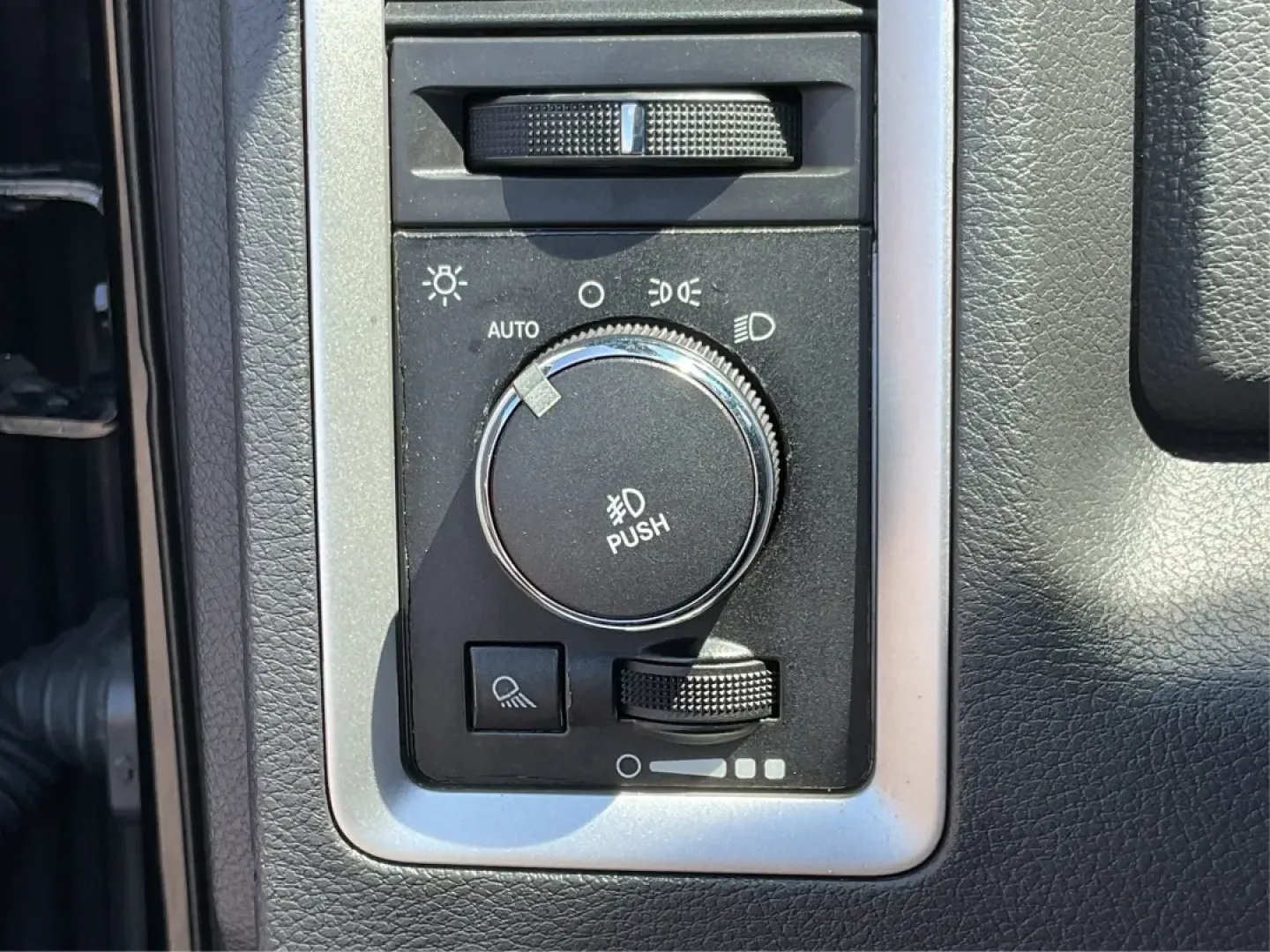 2012 Ram 1500 Sport Quad Cab 4WD (1C6RD7HT2CS) with an 5.7L V8 OHV 16V engine, 6-Speed Automatic transmission, located at 1230 East Main St, Xenia, OH, 45385, (937) 908-9800, 39.688026, -83.910172 - **Adventure Awaits: Discover the 2012 Ram 1500 Sport Quad Cab 4WD at Advantage Car and Credit in Xenia, OH!**<br /> <br /> Are you ready to elevate your lifestyle with a vehicle that can handle your adventurous spirit? Whether you're tackling weekend getaways, handling family trips, or just commutin - Photo#16