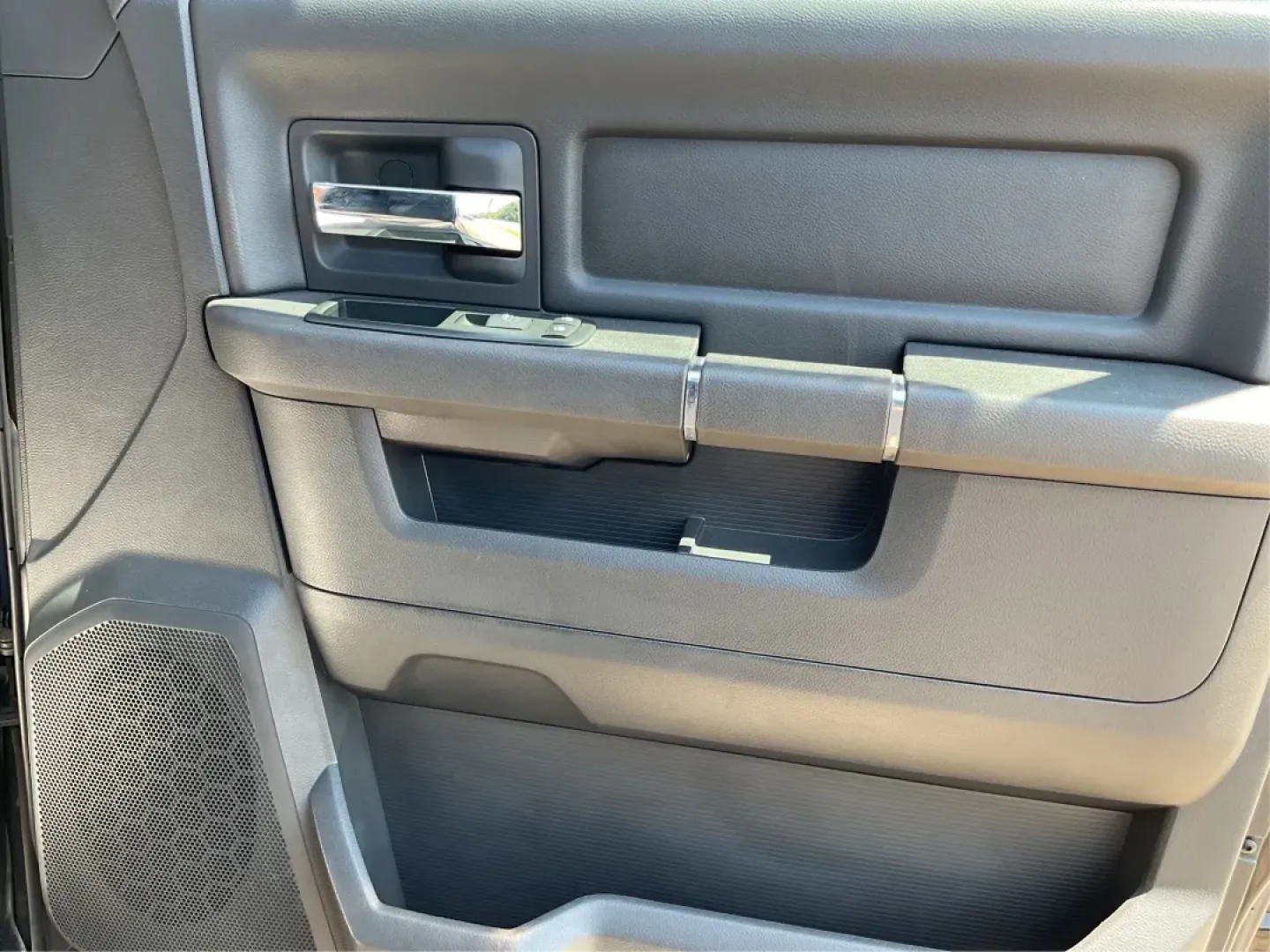 2012 Ram 1500 Sport Quad Cab 4WD (1C6RD7HT2CS) with an 5.7L V8 OHV 16V engine, 6-Speed Automatic transmission, located at 1230 East Main St, Xenia, OH, 45385, (937) 908-9800, 39.688026, -83.910172 - **Adventure Awaits: Discover the 2012 Ram 1500 Sport Quad Cab 4WD at Advantage Car and Credit in Xenia, OH!**<br /> <br /> Are you ready to elevate your lifestyle with a vehicle that can handle your adventurous spirit? Whether you're tackling weekend getaways, handling family trips, or just commutin - Photo#19