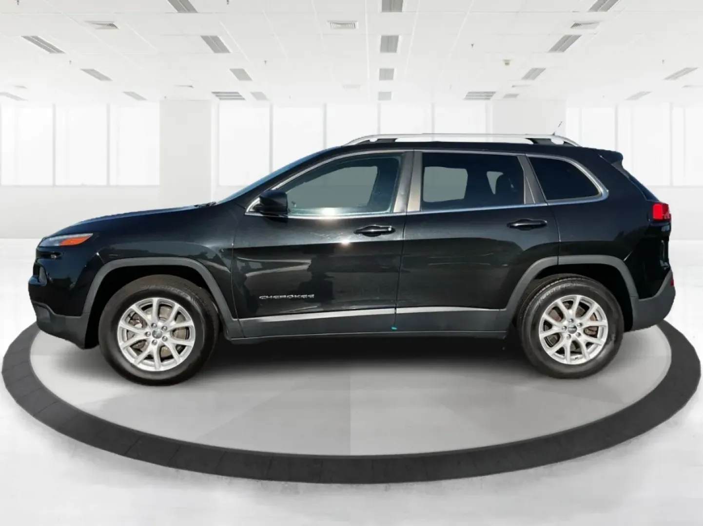 2015 Jeep Cherokee Latitude (1C4PJMCS3FW) with an Other engine, located at 4508 South Dixie Dr, Moraine, OH, 45439, (937) 908-9800, 39.689976, -84.218452 - **Adventure Awaits with Your New 2015 Jeep Cherokee Latitude at Advantage Car and Credit - Moraine!**<br /> <br /> Are you ready to elevate your lifestyle with a versatile vehicle designed for both urban driving and weekend escapades? Look no further than the stunning 2015 Jeep Cherokee Latitude, av - Photo#5