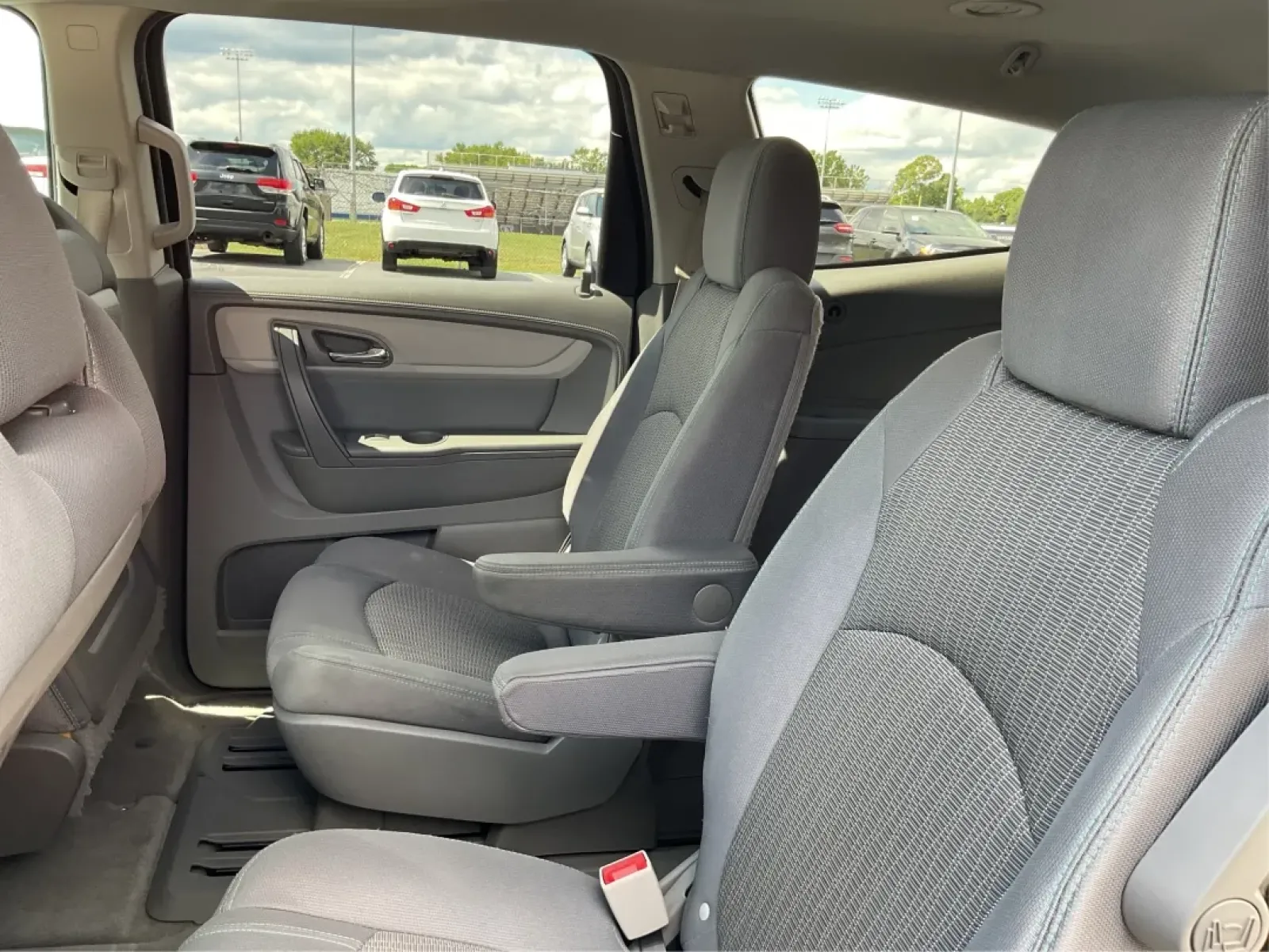 2015 Chevrolet Traverse 1LT (1GNKVGKD5FJ) with an 3.6L V-6 gasoline direct injection engine, located at 8750 N County Rd 25A, Piqua, OH, 45356, (937) 908-9800, 40.164391, -84.232513 - ### 2015 Chevrolet Traverse 1LT: Your Family's Adventure Ready Vehicle!<br /> <br /> Are you ready to elevate your family adventures or tackle daily commutes with ease? The 2015 Chevrolet Traverse 1LT is here to meet all your needs! This spacious and versatile SUV is perfect for growing families, id - Photo#10