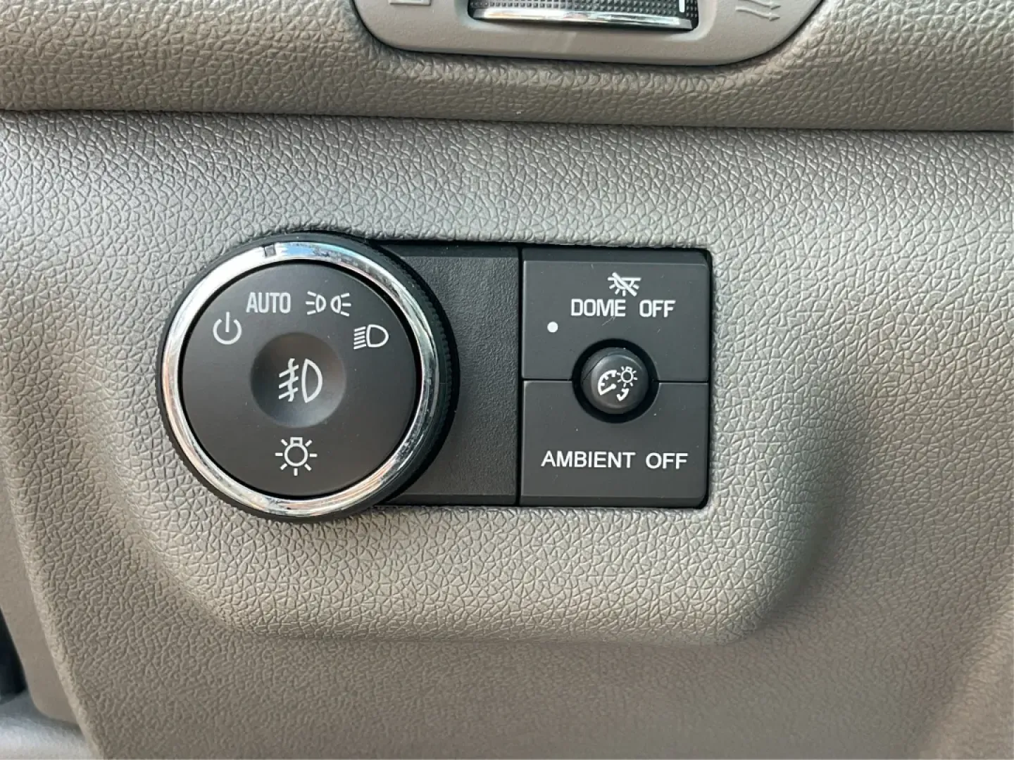 2015 Chevrolet Traverse 1LT (1GNKVGKD5FJ) with an 3.6L V-6 gasoline direct injection engine, located at 1951 S Dayton Lakeview Rd., New Carlisle, OH, 45344, (937) 908-9800, 39.890999, -84.050255 - ### 2015 Chevrolet Traverse 1LT: Your Family's Adventure Ready Vehicle!<br /> <br /> Are you ready to elevate your family adventures or tackle daily commutes with ease? The 2015 Chevrolet Traverse 1LT is here to meet all your needs! This spacious and versatile SUV is perfect for growing families, id - Photo#17