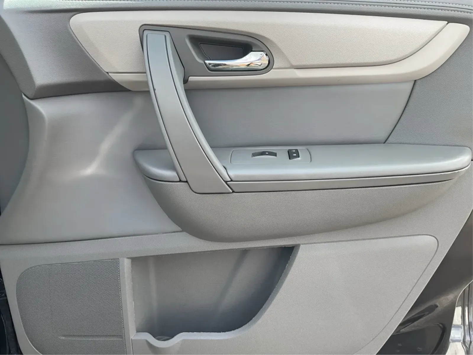 2015 Chevrolet Traverse 1LT (1GNKVGKD5FJ) with an 3.6L V-6 gasoline direct injection engine, located at 8750 N County Rd 25A, Piqua, OH, 45356, (937) 908-9800, 40.164391, -84.232513 - ### 2015 Chevrolet Traverse 1LT: Your Family's Adventure Ready Vehicle!<br /> <br /> Are you ready to elevate your family adventures or tackle daily commutes with ease? The 2015 Chevrolet Traverse 1LT is here to meet all your needs! This spacious and versatile SUV is perfect for growing families, id - Photo#20