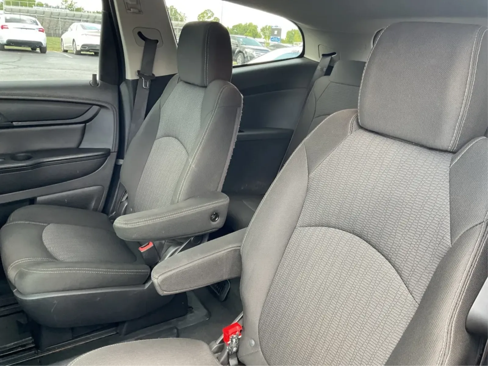 2017 Chevrolet Traverse 1LT AWD (1GNKVGKD7HJ) with an 3.6L V6 DOHC 24V engine, 6-Speed Automatic transmission, located at 1184 Kauffman Ave, Fairborn, OH, 45324, (937) 908-9800, 39.807072, -84.030914 - **Discover Your Next Adventure with the 2017 Chevrolet Traverse at Advantage Car and Credit - Fairborn!**<br /> <br /> Are you ready to elevate your family road trips or weekend getaways? The 2017 Chevrolet Traverse, available now at Advantage Car and Credit - Fairborn, is the perfect companion for - Photo#9