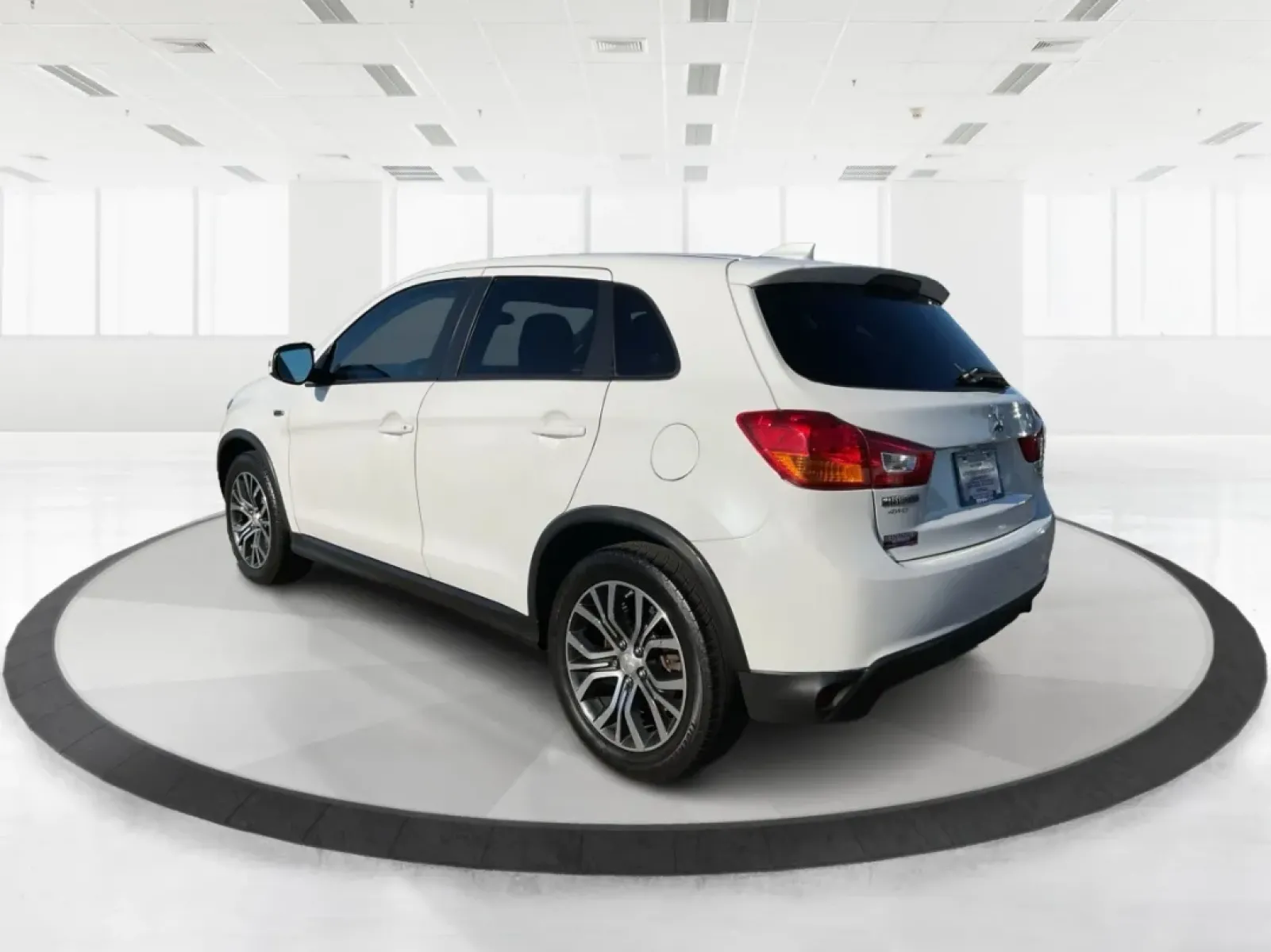 2017 Mitsubishi Outlander 2.0 ES (JA4AR3AU0HZ) with an 2L I-4 DOHC engine, located at 8750 N County Rd 25A, Piqua, OH, 45356, (937) 908-9800, 40.164391, -84.232513 - **Adventure Awaits with the 2017 Mitsubishi Outlander - Your Perfect Family SUV!**<br /> <br /> At Advantage Car and Credit - Piqua, we understand that your vehicle is more than just a mode of transportation; it's a gateway to adventure, a reliable partner for daily commutes, and a spacious haven fo - Photo#4