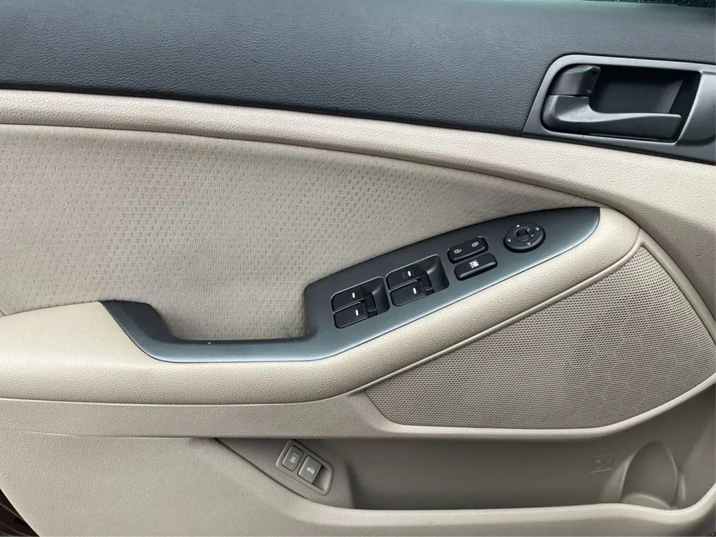 2015 Kia Optima LX (5XXGM4A72FG) with an Theta II 2.4L I-4 gasoline direct injection engine, located at 1951 S Dayton Lakeview Rd., New Carlisle, OH, 45344, (937) 908-9800, 39.890999, -84.050255 - **Discover the Perfect Blend of Comfort and Reliability with This 2015 Kia Optima LX Ideal for Your Daily Commute or Family Road Trips!**<br /> <br /> Are you ready to elevate your driving experience? The 2015 Kia Optima LX, available at Advantage Car and Credit in Fairborn, OH, is the answer to yo - Photo#18