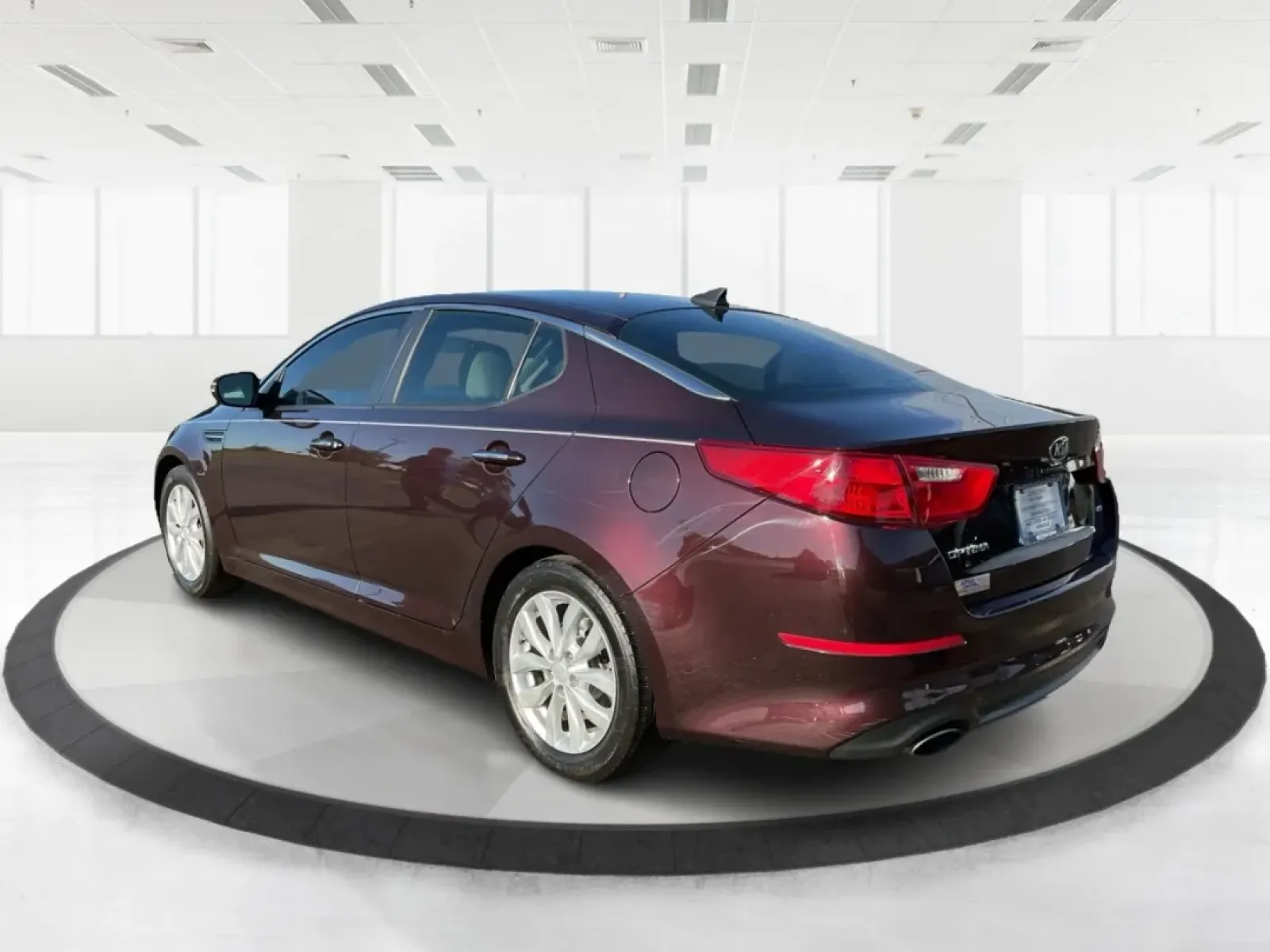 2015 Kia Optima LX (5XXGM4A72FG) with an Theta II 2.4L I-4 gasoline direct injection engine, located at 401 Woodman Dr, Riverside, OH, 45431, (937) 908-9800, 39.760899, -84.123421 - **Discover the Perfect Blend of Comfort and Reliability with This 2015 Kia Optima LX Ideal for Your Daily Commute or Family Road Trips!**<br /> <br /> Are you ready to elevate your driving experience? The 2015 Kia Optima LX, available at Advantage Car and Credit in Fairborn, OH, is the answer to yo - Photo#4