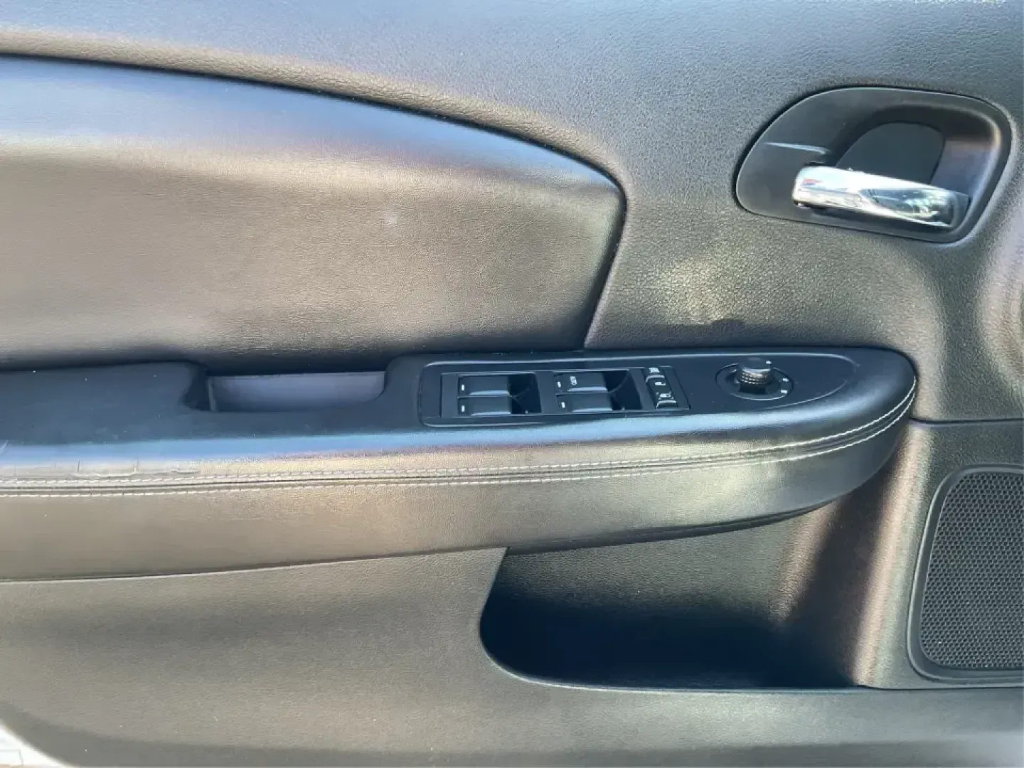 2012 Chrysler 200 Touring (1C3CCBBG4CN) with an 3.6L V6 DOHC 24V FFV engine, 6-Speed Automatic transmission, located at 1230 East Main St, Xenia, OH, 45385, (937) 908-9800, 39.688026, -83.910172 - Unleash your driving potential with the perfect blend of style, comfort, and functionality-ideal for growing families or anyone seeking a reliable commuter vehicle. Introducing the 2012 Chrysler 200 Touring sedan, now available at Advantage Car and Credit in Troy, OH. Located at 1099 N County Rd 25A - Photo#18