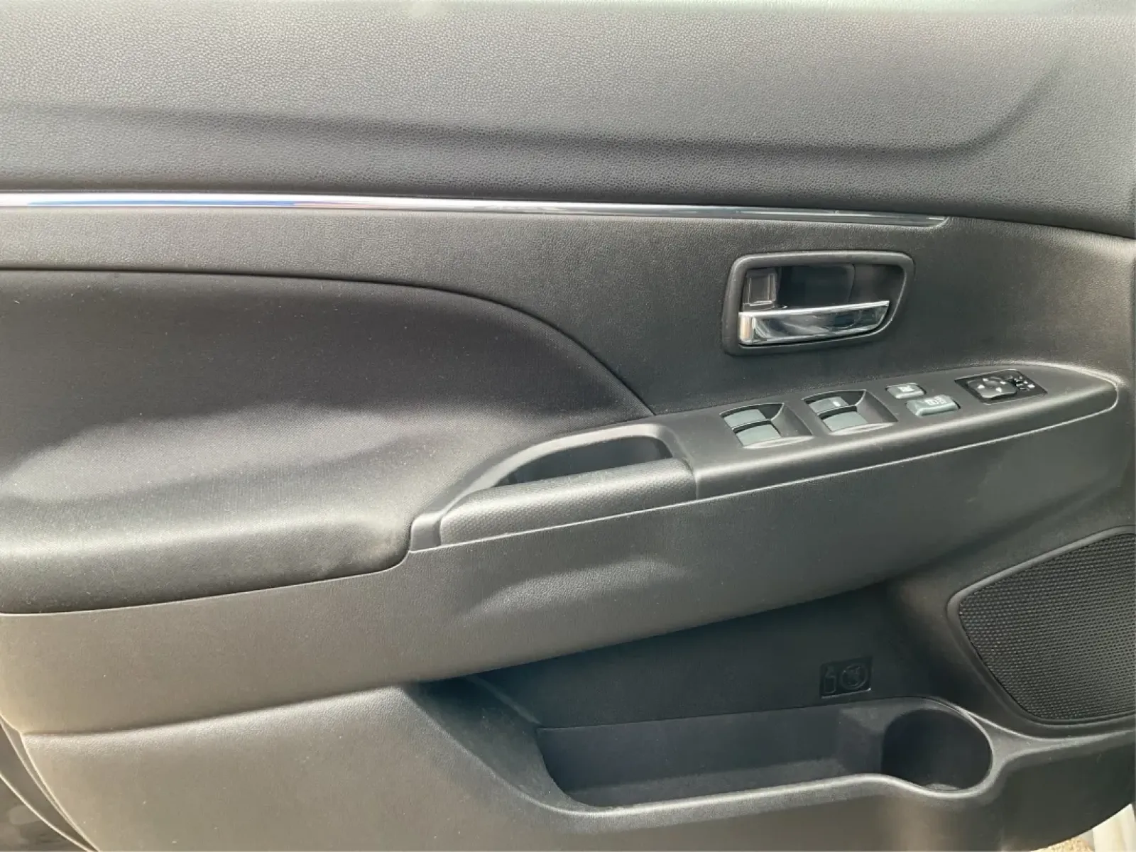 2013 Mitsubishi Outlander SE (4A4AR4AU8DE) with an 2L I-4 DOHC engine, located at 880 E. National Road, Vandalia, OH, 45377, (937) 908-9800, 39.891918, -84.183594 - **Discover the Ideal Adventure Companion: 2013 Mitsubishi Outlander SE at Advantage Car and Credit - Vandalia**<br /> <br /> Are you ready for your next family road trip or weekend adventure? The 2013 Mitsubishi Outlander SE is the perfect SUV for those who crave flexibility and comfort without sacr - Photo#17