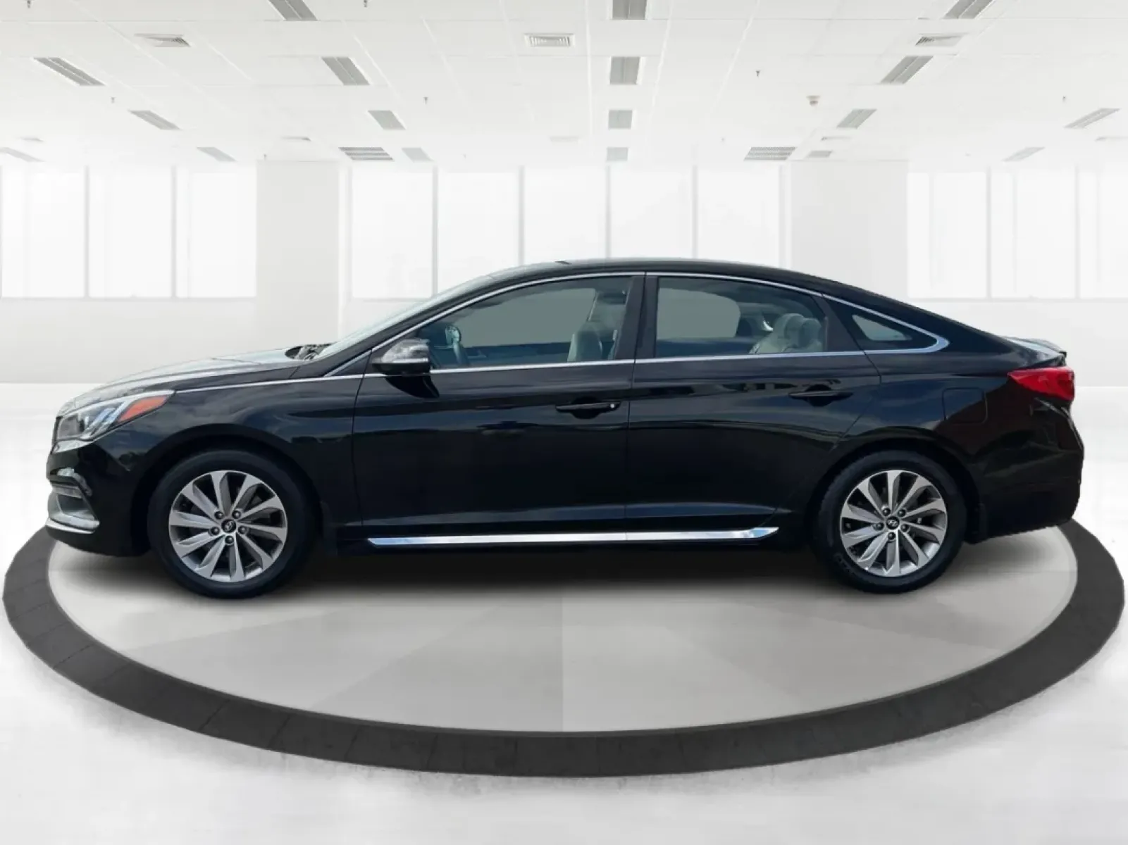 2016 Hyundai Sonata Sport (5NPE34AF2GH) with an 2.4L L4 DOHC 16V engine, 6-Speed Automatic transmission, located at 1184 Kauffman Ave, Fairborn, OH, 45324, (937) 908-9800, 39.807072, -84.030914 - ### Unlock Your Journey with the 2016 Hyundai Sonata Sport at Advantage Car and Credit - Fairborn<br /> <br /> Are you in the market for a vehicle that can effortlessly transition from daily commutes to weekend getaways? Look no further than the 2016 Hyundai Sonata Sport, available now at Advantage - Photo#5
