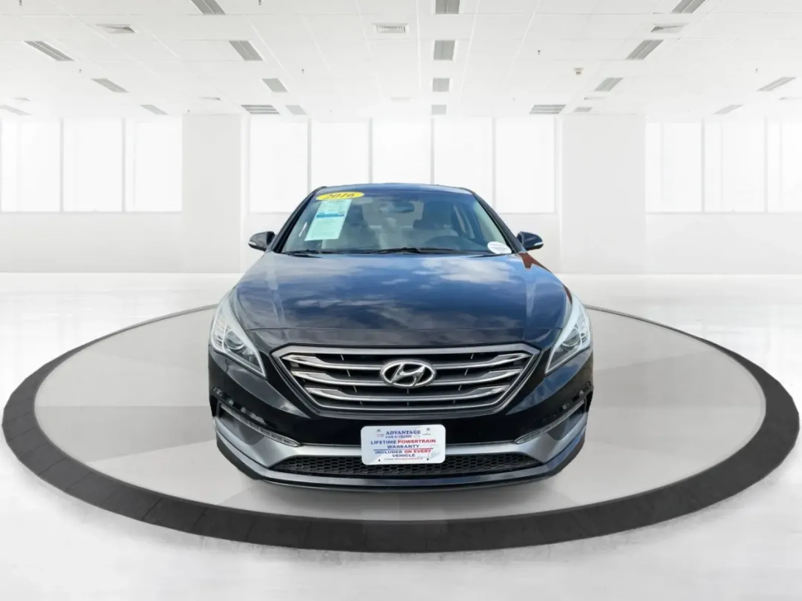2016 Hyundai Sonata Sport (5NPE34AF2GH) with an 2.4L L4 DOHC 16V engine, 6-Speed Automatic transmission, located at 1184 Kauffman Ave, Fairborn, OH, 45324, (937) 908-9800, 39.807072, -84.030914 - ### Unlock Your Journey with the 2016 Hyundai Sonata Sport at Advantage Car and Credit - Fairborn<br /> <br /> Are you in the market for a vehicle that can effortlessly transition from daily commutes to weekend getaways? Look no further than the 2016 Hyundai Sonata Sport, available now at Advantage - Photo#7
