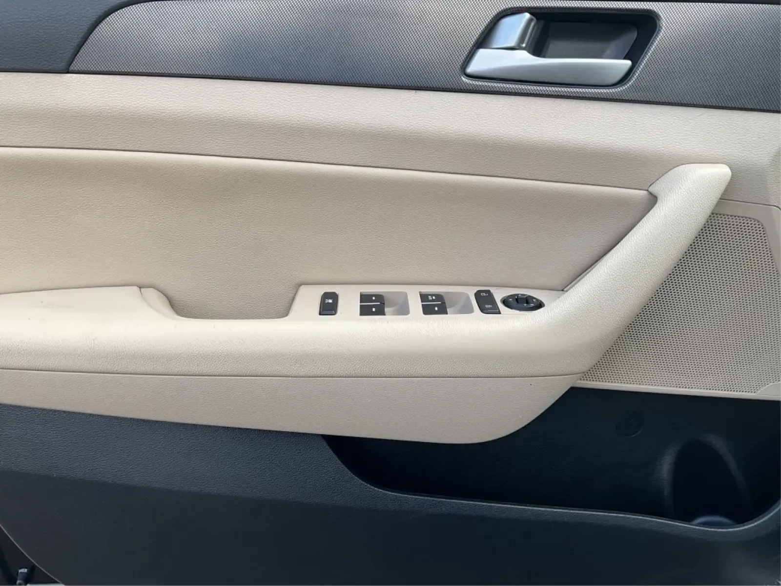 2016 Hyundai Sonata Sport (5NPE34AF2GH) with an 2.4L L4 DOHC 16V engine, 6-Speed Automatic transmission, located at 1184 Kauffman Ave, Fairborn, OH, 45324, (937) 908-9800, 39.807072, -84.030914 - ### Unlock Your Journey with the 2016 Hyundai Sonata Sport at Advantage Car and Credit - Fairborn<br /> <br /> Are you in the market for a vehicle that can effortlessly transition from daily commutes to weekend getaways? Look no further than the 2016 Hyundai Sonata Sport, available now at Advantage - Photo#18