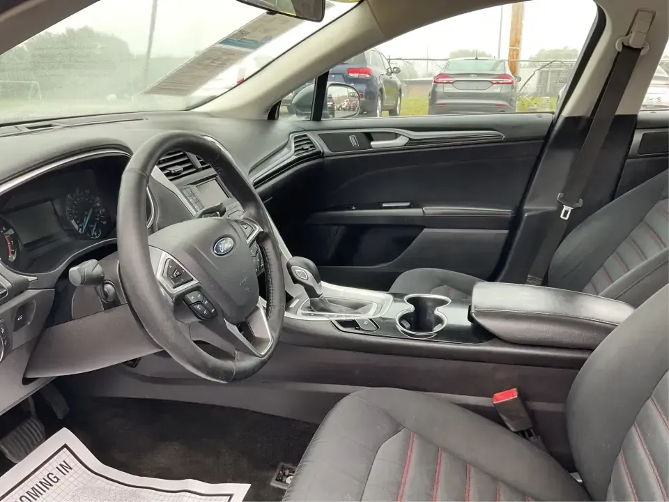 2016 Ford Fusion SE (3FA6P0HD1GR) with an 1.5L L4 DOHC 16V engine, 6-Speed Automatic transmission, located at 1230 East Main St, Xenia, OH, 45385, (937) 908-9800, 39.688026, -83.910172 - **Experience Style and Comfort with the 2016 Ford Fusion SE at Advantage Car and Credit in Fairborn, OH!**<br /> <br /> Are you looking for a versatile sedan that fits seamlessly into your busy lifestyle? Whether you're a commuter tackling daily traffic, a growing family seeking comfort on the road, - Photo#9