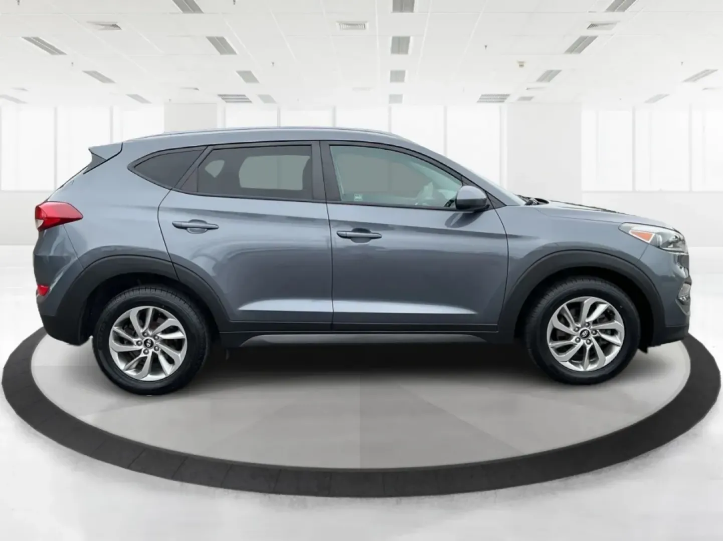 2016 Hyundai Tucson SE (KM8J3CA43GU) with an Nu 2L I-4 gasoline direct injection engine, located at 880 E. National Road, Vandalia, OH, 45377, (937) 908-9800, 39.891918, -84.183594 - **Elevate Your Daily Drive with the 2016 Hyundai Tucson SE Perfect for Your Active Lifestyle!**<br /> <br /> Are you in search of a reliable vehicle that fits your busy lifestyle? The 2016 Hyundai Tucson SE, available now at Advantage Car and Credit in Piqua, OH, is the ultimate SUV for those on th - Photo#1
