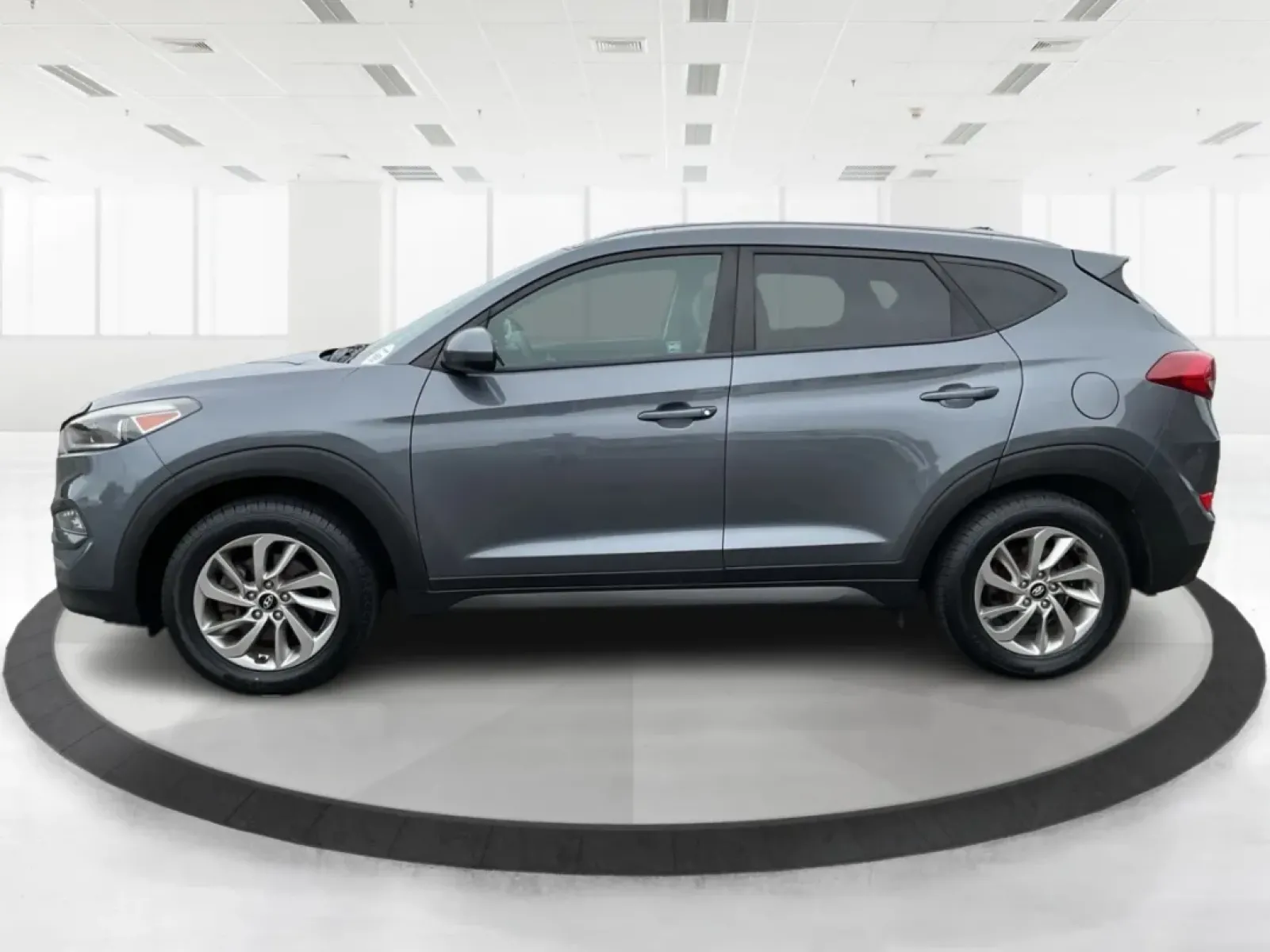 2016 Hyundai Tucson SE (KM8J3CA43GU) with an Nu 2L I-4 gasoline direct injection engine, located at 8750 N County Rd 25A, Piqua, OH, 45356, (937) 908-9800, 40.164391, -84.232513 - **Elevate Your Daily Drive with the 2016 Hyundai Tucson SE Perfect for Your Active Lifestyle!**<br /> <br /> Are you in search of a reliable vehicle that fits your busy lifestyle? The 2016 Hyundai Tucson SE, available now at Advantage Car and Credit in Piqua, OH, is the ultimate SUV for those on th - Photo#5