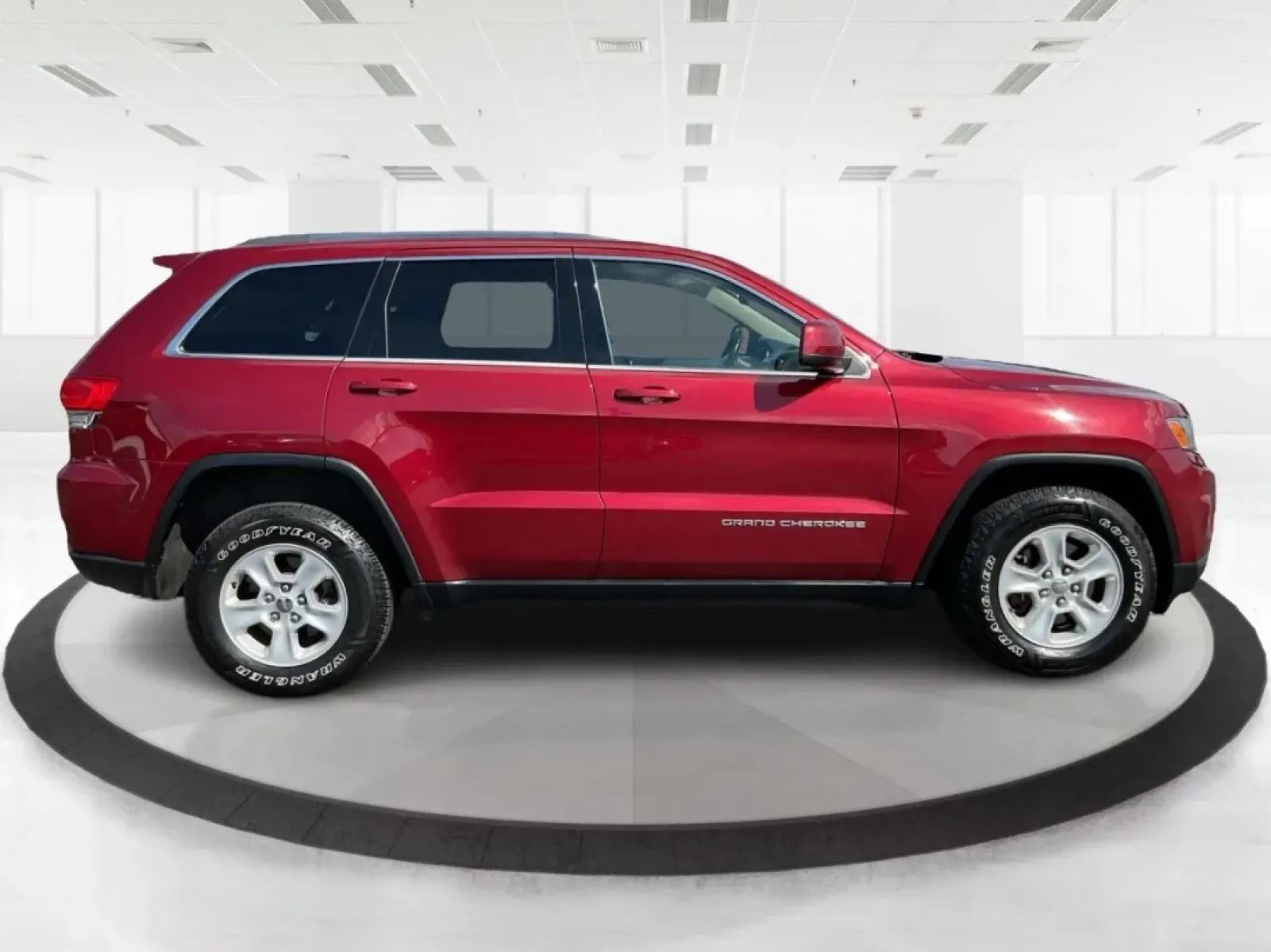 2015 Jeep Grand Cherokee Laredo (1C4RJFAG3FC) with an 3.6L V-6 DOHC engine, located at 4508 South Dixie Dr, Moraine, OH, 45439, (937) 908-9800, 39.689976, -84.218452 - **Adventure Awaits with This 2015 Jeep Grand Cherokee Laredo! Perfect for Families and Explorers Alike!**<br /> <br /> Are you ready to elevate your lifestyle with a vehicle that blends rugged capability with everyday comfort? Look no further than this stunning 2015 Jeep Grand Cherokee Laredo, perfe - Photo#1