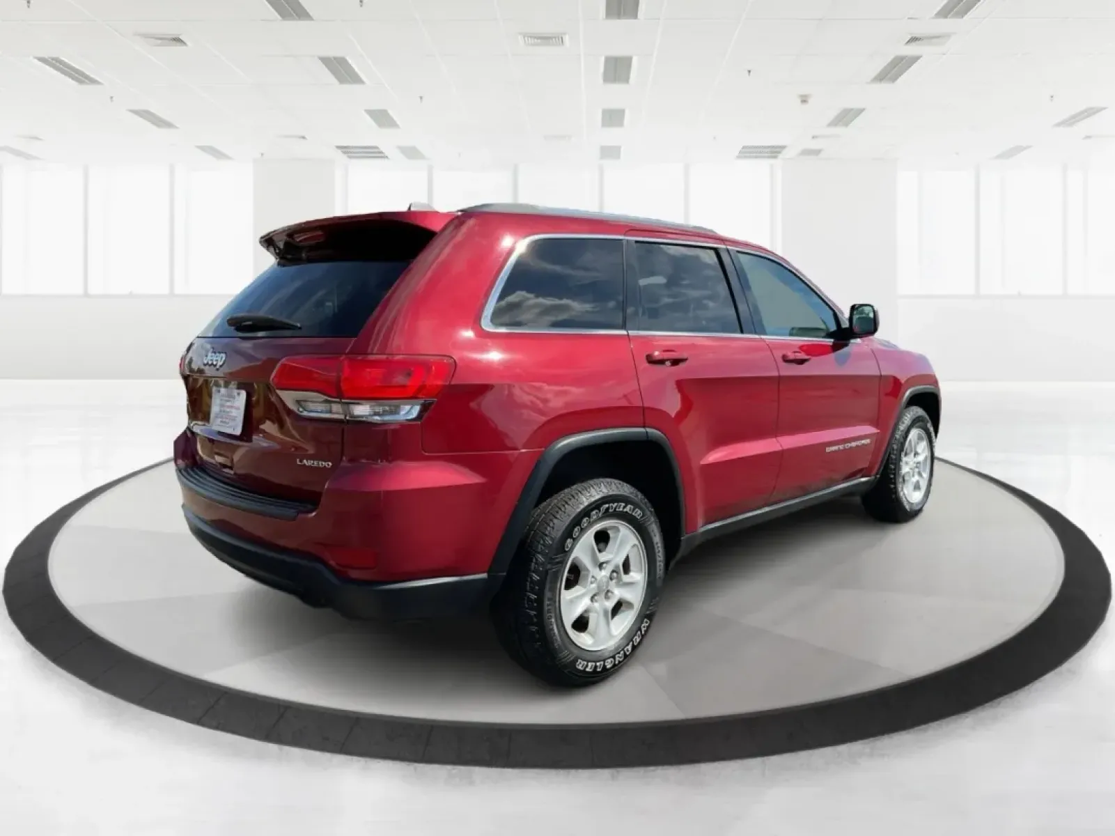 2015 Jeep Grand Cherokee Laredo (1C4RJFAG3FC) with an 3.6L V-6 DOHC engine, located at 4508 South Dixie Dr, Moraine, OH, 45439, (937) 908-9800, 39.689976, -84.218452 - **Adventure Awaits with This 2015 Jeep Grand Cherokee Laredo! Perfect for Families and Explorers Alike!**<br /> <br /> Are you ready to elevate your lifestyle with a vehicle that blends rugged capability with everyday comfort? Look no further than this stunning 2015 Jeep Grand Cherokee Laredo, perfe - Photo#2