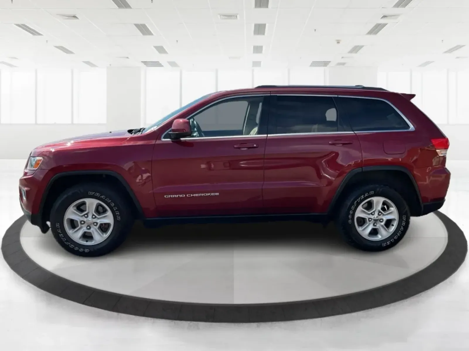 2015 Jeep Grand Cherokee Laredo (1C4RJFAG3FC) with an 3.6L V-6 DOHC engine, located at 4508 South Dixie Dr, Moraine, OH, 45439, (937) 908-9800, 39.689976, -84.218452 - **Adventure Awaits with This 2015 Jeep Grand Cherokee Laredo! Perfect for Families and Explorers Alike!**<br /> <br /> Are you ready to elevate your lifestyle with a vehicle that blends rugged capability with everyday comfort? Look no further than this stunning 2015 Jeep Grand Cherokee Laredo, perfe - Photo#5