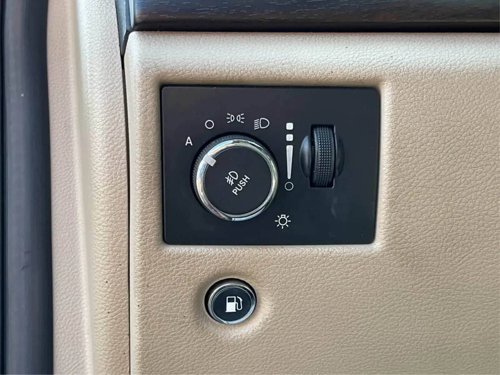 2015 Jeep Grand Cherokee Laredo (1C4RJFAG3FC) with an 3.6L V-6 DOHC engine, located at 4508 South Dixie Dr, Moraine, OH, 45439, (937) 908-9800, 39.689976, -84.218452 - **Adventure Awaits with This 2015 Jeep Grand Cherokee Laredo! Perfect for Families and Explorers Alike!**<br /> <br /> Are you ready to elevate your lifestyle with a vehicle that blends rugged capability with everyday comfort? Look no further than this stunning 2015 Jeep Grand Cherokee Laredo, perfe - Photo#17