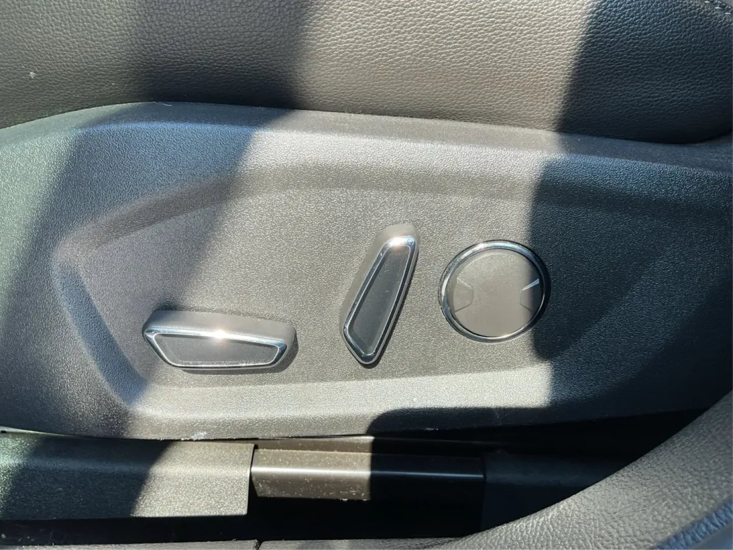 2014 Ford Fusion Titanium (3FA6P0D93ER) with an EcoBoost 2L I-4 gasoline direct injection engine, located at 4508 South Dixie Dr, Moraine, OH, 45439, (937) 908-9800, 39.689976, -84.218452 - Are you ready to elevate your daily commute or make unforgettable memories on family road trips? Introducing the stunning 2014 Ford Fusion Titanium, now available at Advantage Car and Credit in Moraine, OH. This sleek sedan seamlessly blends style, comfort, and performance, making it an ideal choice - Photo#18