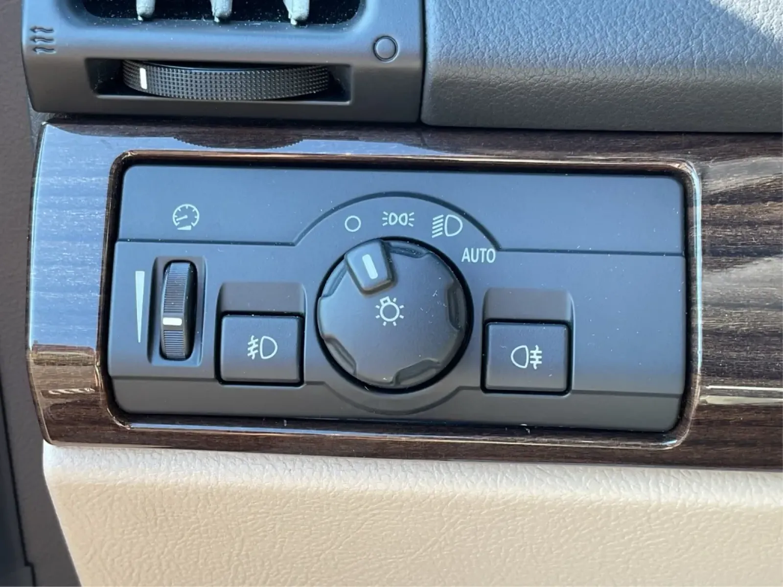 2012 Land Rover LR2 HSE (SALFR2BN8CH) with an Other engine, located at 8750 N County Rd 25A, Piqua, OH, 45356, (937) 908-9800, 40.164391, -84.232513 - **Adventure Awaits with the 2012 Land Rover LR2 HSE at Advantage Car and Credit - Piqua!**<br /> <br /> Are you ready to elevate your driving experience? Whether you're navigating the bustling streets of downtown Piqua or heading out for a weekend adventure in the stunning Ohio countryside, the 2012 - Photo#17