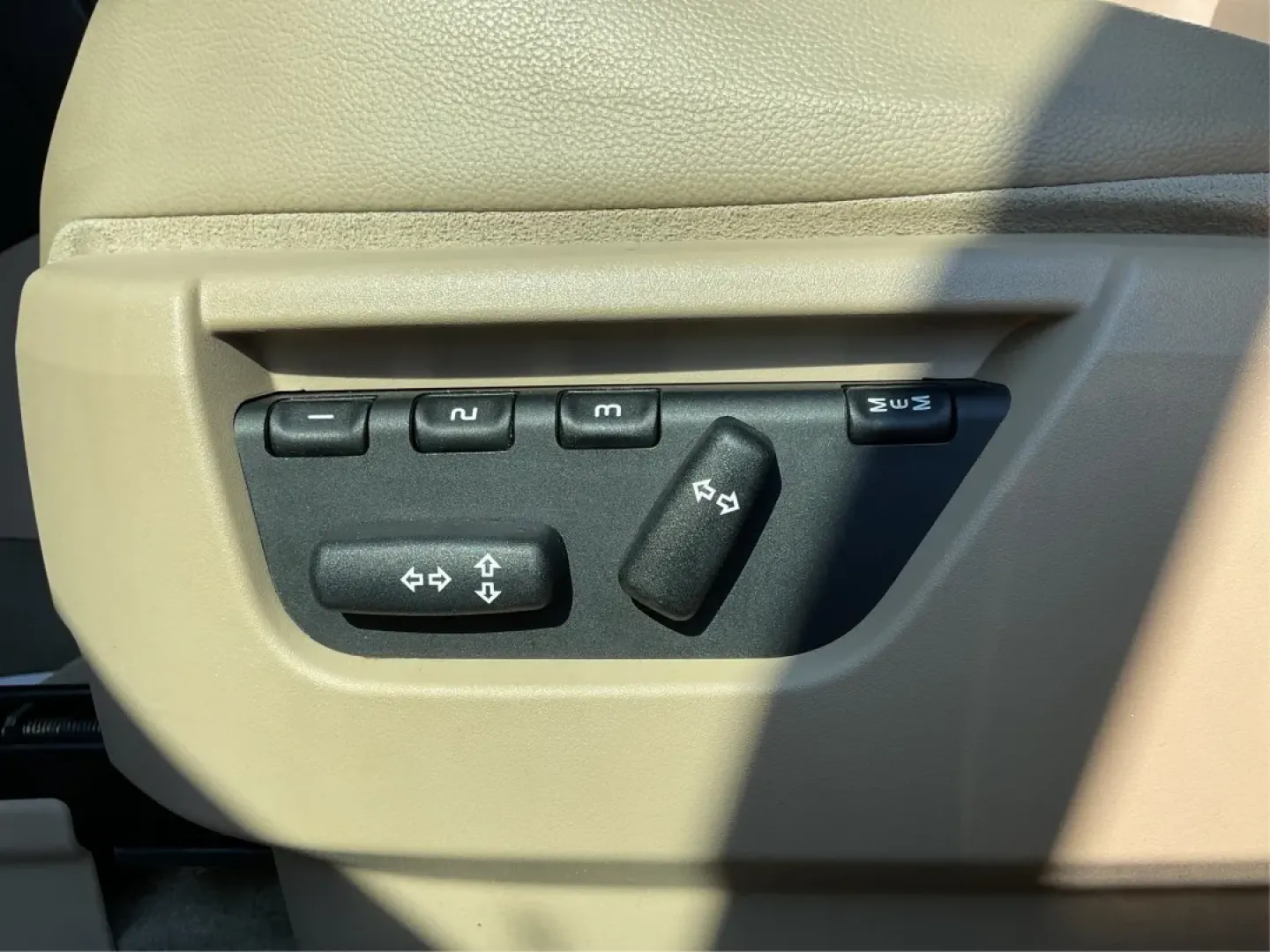2012 Land Rover LR2 HSE (SALFR2BN8CH) with an Other engine, located at 1951 S Dayton Lakeview Rd., New Carlisle, OH, 45344, (937) 908-9800, 39.890999, -84.050255 - **Adventure Awaits with the 2012 Land Rover LR2 HSE at Advantage Car and Credit - Piqua!**<br /> <br /> Are you ready to elevate your driving experience? Whether you're navigating the bustling streets of downtown Piqua or heading out for a weekend adventure in the stunning Ohio countryside, the 2012 - Photo#18