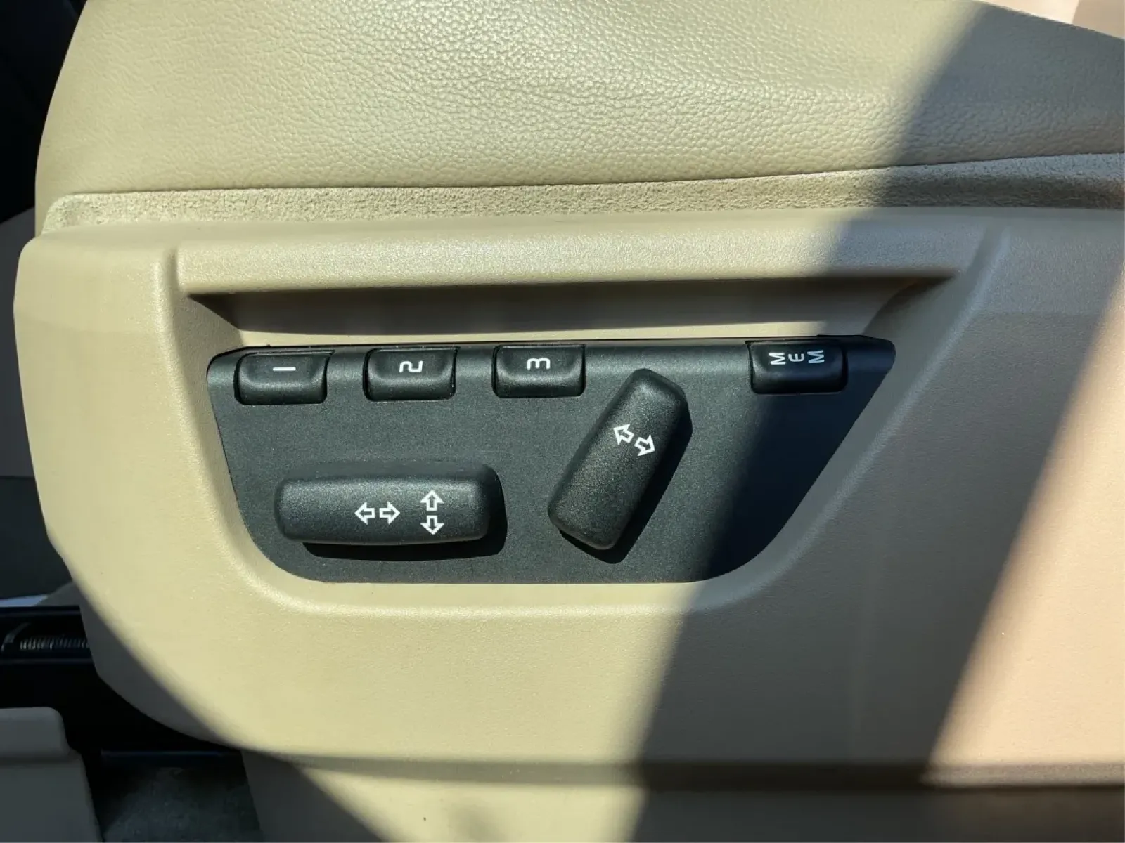 2012 Land Rover LR2 HSE (SALFR2BN8CH) with an Other engine, located at 8750 N County Rd 25A, Piqua, OH, 45356, (937) 908-9800, 40.164391, -84.232513 - **Adventure Awaits with the 2012 Land Rover LR2 HSE at Advantage Car and Credit - Piqua!**<br /> <br /> Are you ready to elevate your driving experience? Whether you're navigating the bustling streets of downtown Piqua or heading out for a weekend adventure in the stunning Ohio countryside, the 2012 - Photo#18
