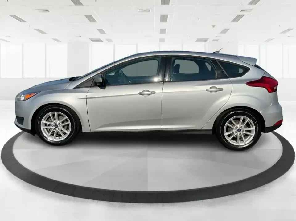 2018 Ford Focus SE (1FADP3K23JL) with an 2L I-4 gasoline direct injection engine, Automatic transmission, located at 880 E. National Road, Vandalia, OH, 45377, (937) 908-9800, 39.891918, -84.183594 - ### Discover Adventure and Comfort with the 2018 Ford Focus SE at Advantage Car and Credit!<br /> <br /> Are you in search of a reliable, stylish vehicle that perfectly complements your active lifestyle? Look no further! The 2018 Ford Focus SE Hatchback is designed for those who appreciate both func - Photo#5
