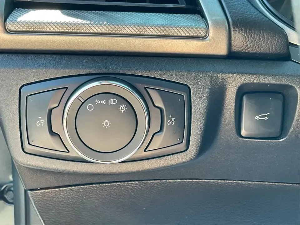 2018 Ford Fusion SE (3FA6P0HD3JR) with an 1.5L L4 DOHC 16V engine, 6A transmission, located at 1230 East Main St, Xenia, OH, 45385, (937) 908-9800, 39.688026, -83.910172 - Looking for a reliable sedan that combines style, comfort, and practicality? Look no further than the 2018 Ford Fusion SE, available now at Advantage Car and Credit in Vandalia, OH! Perfect for your daily commute, family outings, or even weekend adventures, this vehicle is designed to enhance your l - Photo#17