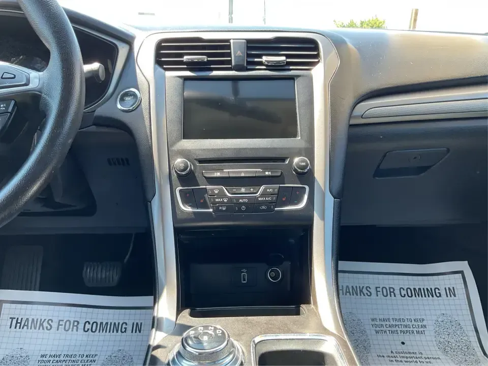 2018 Ford Fusion SE (3FA6P0HD3JR) with an 1.5L L4 DOHC 16V engine, 6A transmission, located at 1184 Kauffman Ave, Fairborn, OH, 45324, (937) 908-9800, 39.807072, -84.030914 - Looking for a reliable sedan that combines style, comfort, and practicality? Look no further than the 2018 Ford Fusion SE, available now at Advantage Car and Credit in Vandalia, OH! Perfect for your daily commute, family outings, or even weekend adventures, this vehicle is designed to enhance your l - Photo#13