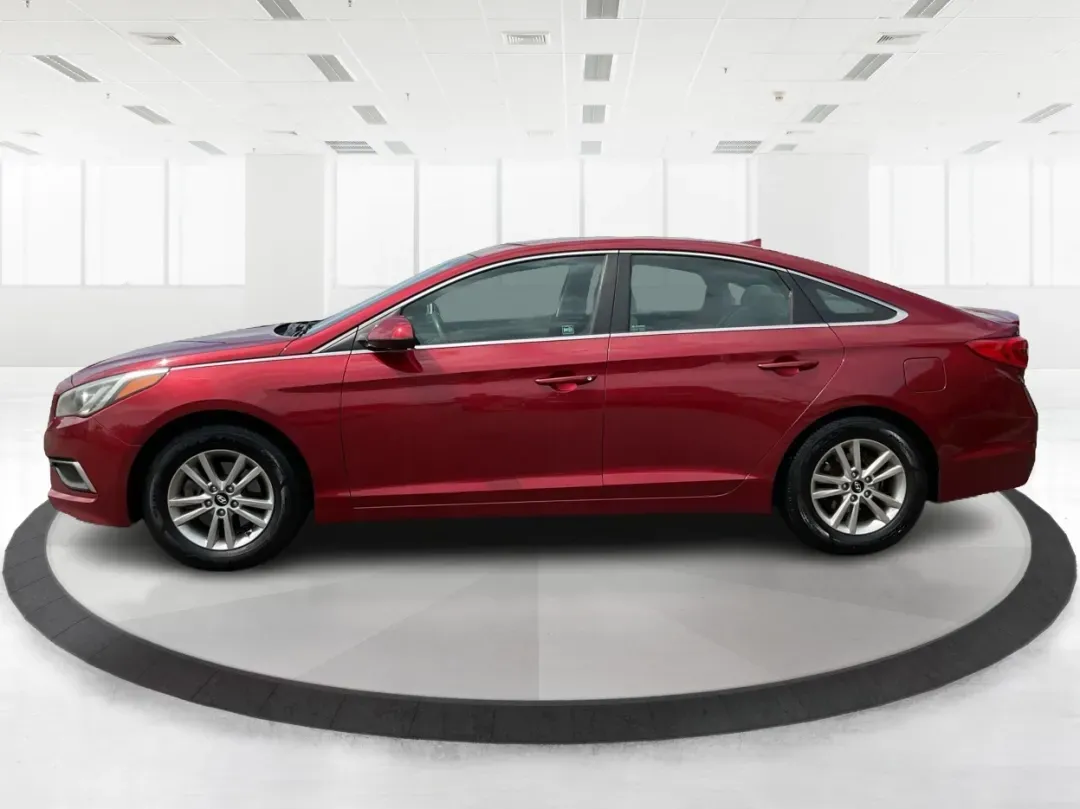 2016 Hyundai Sonata SE (5NPE24AF3GH) with an 2.4L I-4 gasoline direct injection engine, located at 1184 Kauffman Ave, Fairborn, OH, 45324, (937) 908-9800, 39.807072, -84.030914 - **Discover Your Ideal Family Sedan: 2016 Hyundai Sonata SE at Advantage Car and Credit - Moraine**<br /> <br /> Are you in search of a dependable vehicle that perfectly fits your family's lifestyle or makes your daily commute a breeze? Look no further! Presenting the 2016 Hyundai Sonata SE, a stylis - Photo#5